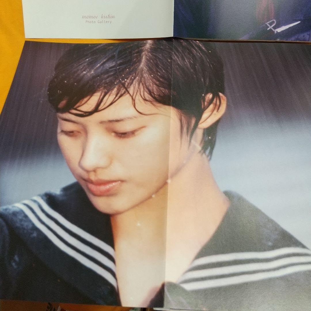 山口百恵　雑誌ポスター３枚 Amazon.co.jp: 山口百恵 綴じ込みポスター3枚 : 文房具