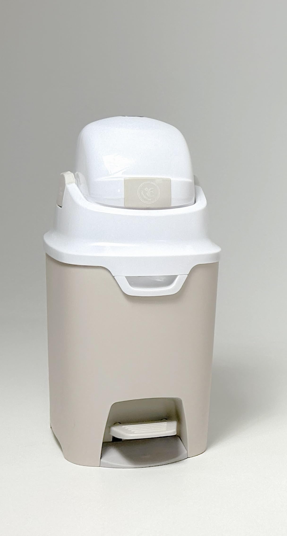 DIAPER CHAMP – Contenitore igienico per pannoloni e prodotti per incontinenza/stomia – senza odori – mani libere – beige