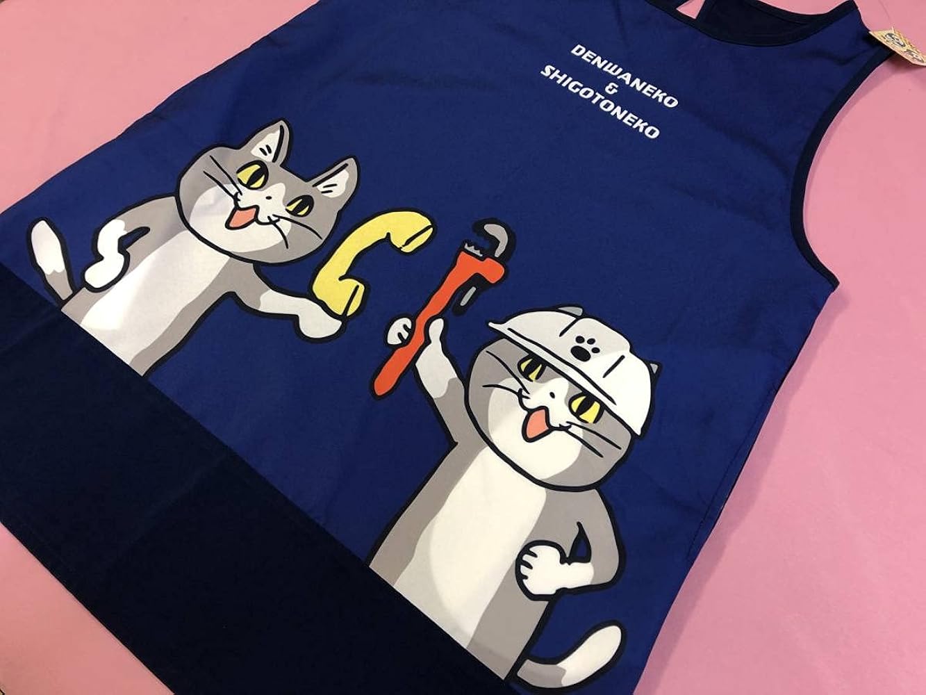 Amazon.co.jp: 仕事猫 電話猫 くまみねエプロンMLタグ付き バックにも