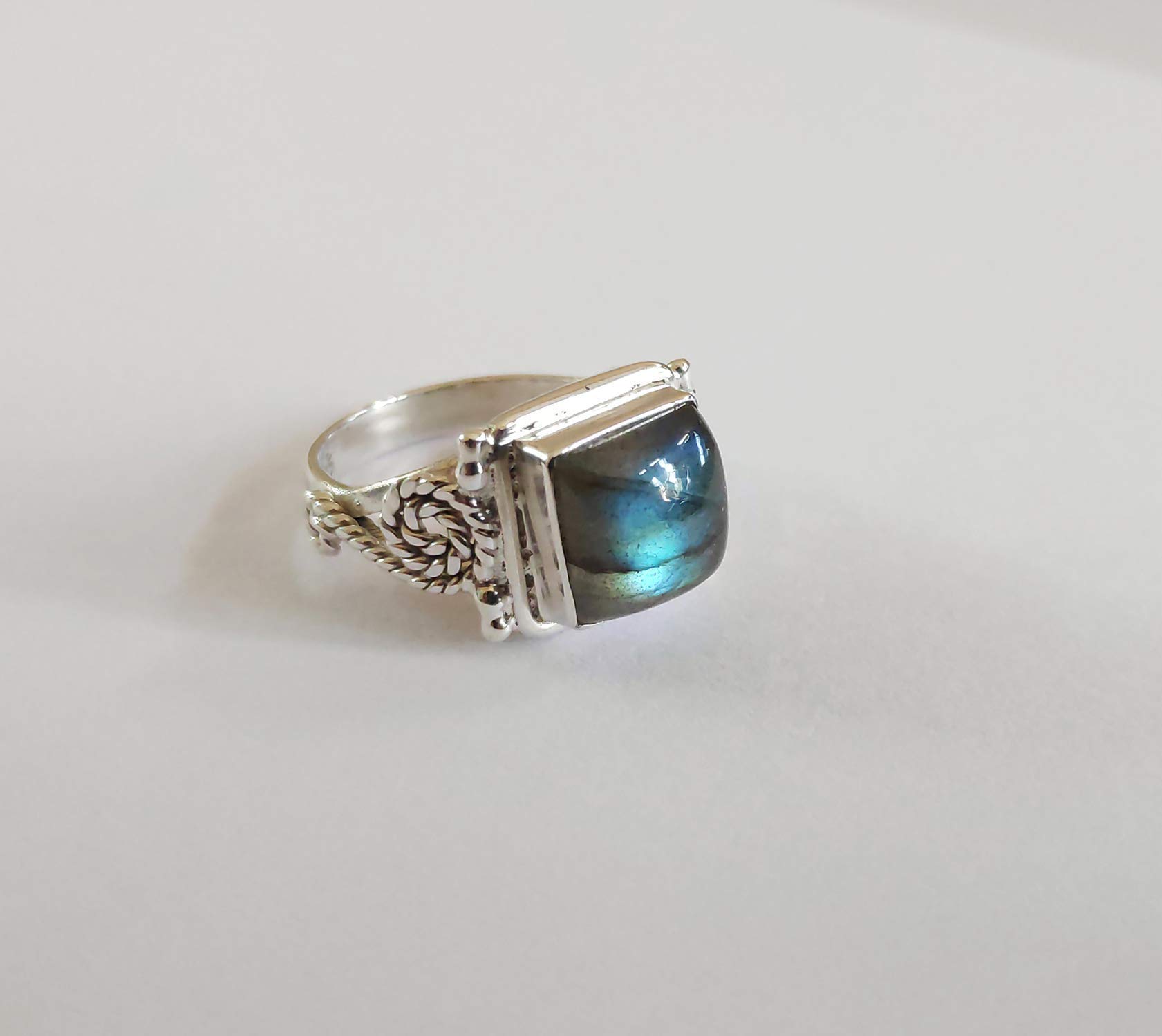 Bague en labradorite artisanale Navya, bague de promesse en argent sterling 925 faite à la main en labradorite pour femme, pierre précieuse naturelle en forme de coussin, taille de bague 44 à 64 FR