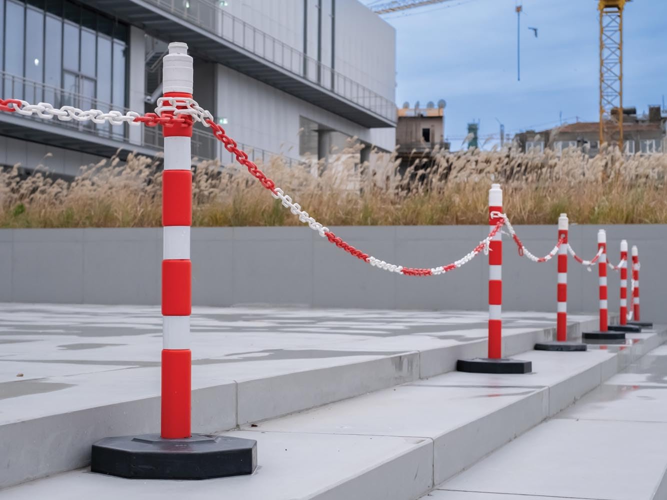 Perel Catena barriera rosso bianco 10 m, plastica, catena di sicurezza per interni ed esterni, catena di marcatura per cantiere, zona di parcheggio, magazzino, terreno o evento
