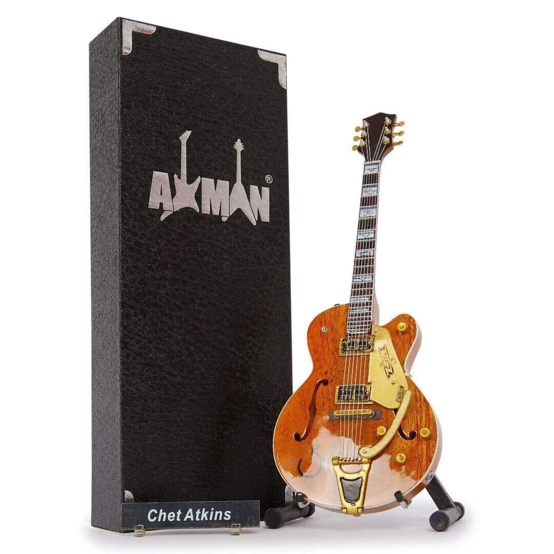 Chet Atkins – Réplique de guitare miniature – Cadeaux musicaux – Fait à la main – Échelle 1/4 – Comprend une boîte de présentation, une étiquette de nom et un support de guitare miniature - Les Beatles, Paul McCartney, John Lennon, RIngo Starr, George Harrison Chet Atkins – Réplique de guitare miniature – Cadeaux musicaux – Fait à la main – Échelle 1/4 – Comprend une boîte de présentation, une étiquette de nom et un support de guitare miniature