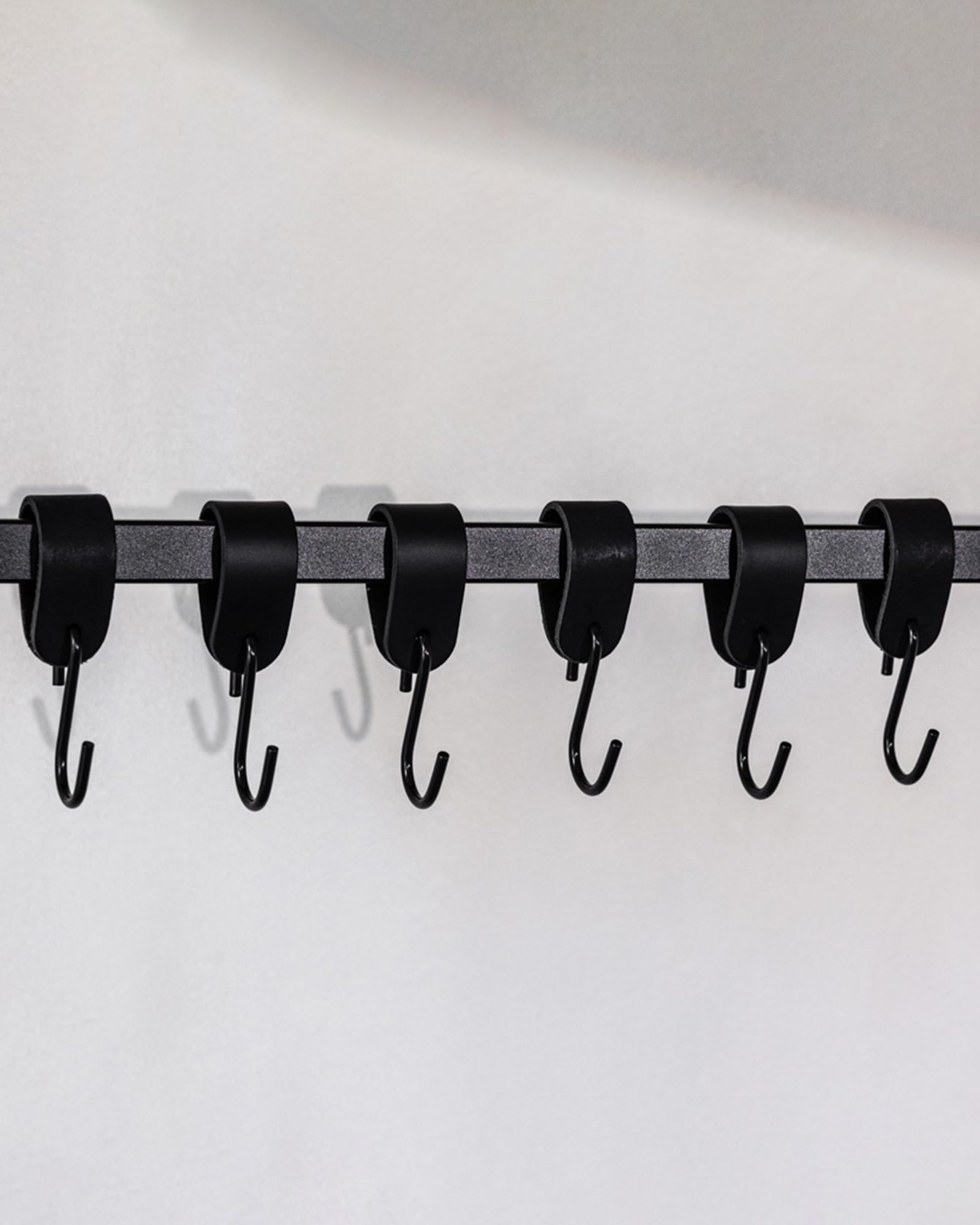 Metallbude Kleiderhaken S-HAKEN - 6er Set in Schwarz/Schwarz - Modernes Design - Garderobenhaken aus Hochwertiger Lederschlaufe & Stahl - 10 cm