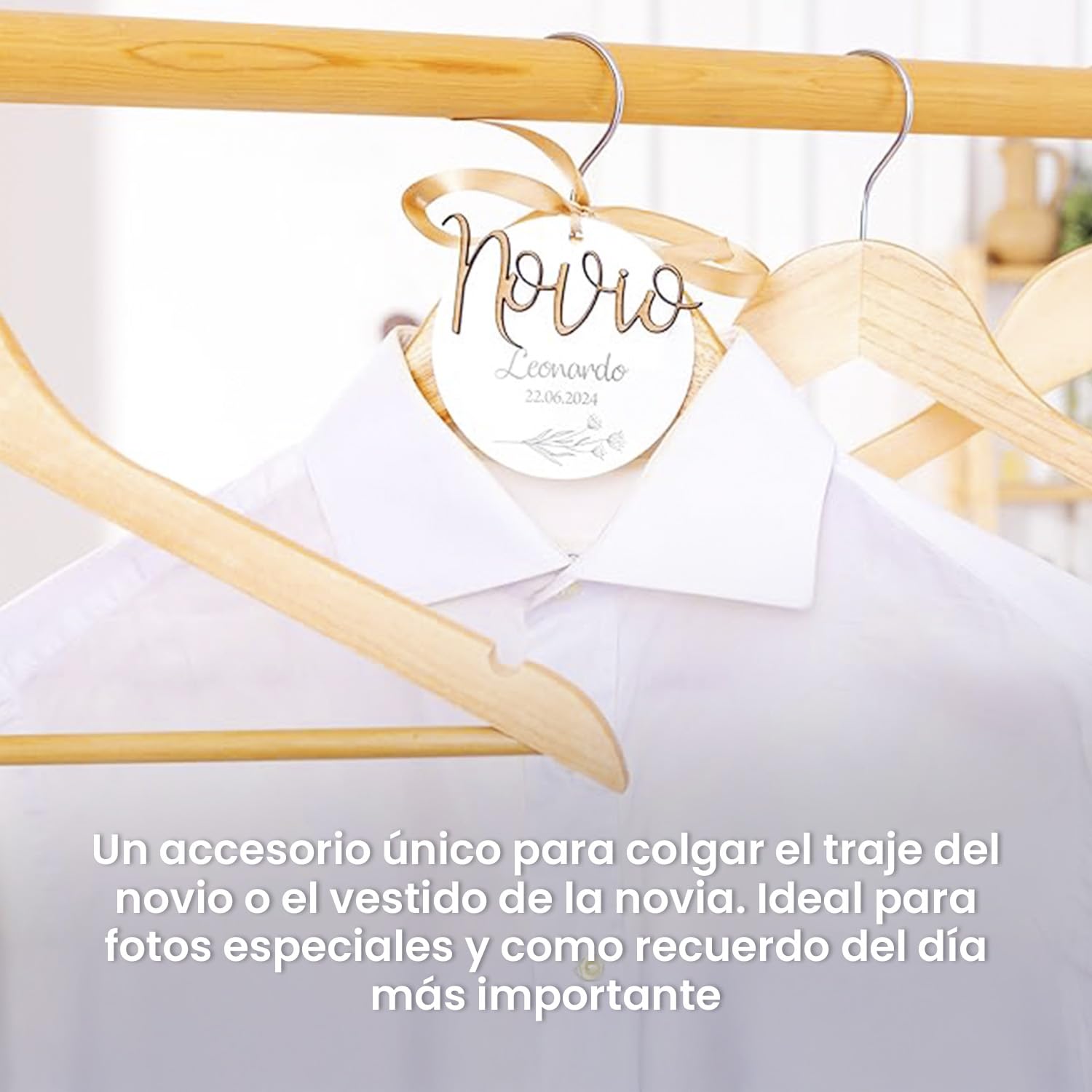 Percha Personalizada para Novias y Novios - Madera con Detalle en Metacrilato - Nombre y Fecha Grabados - Percha de Boda y Recuerdo Especial