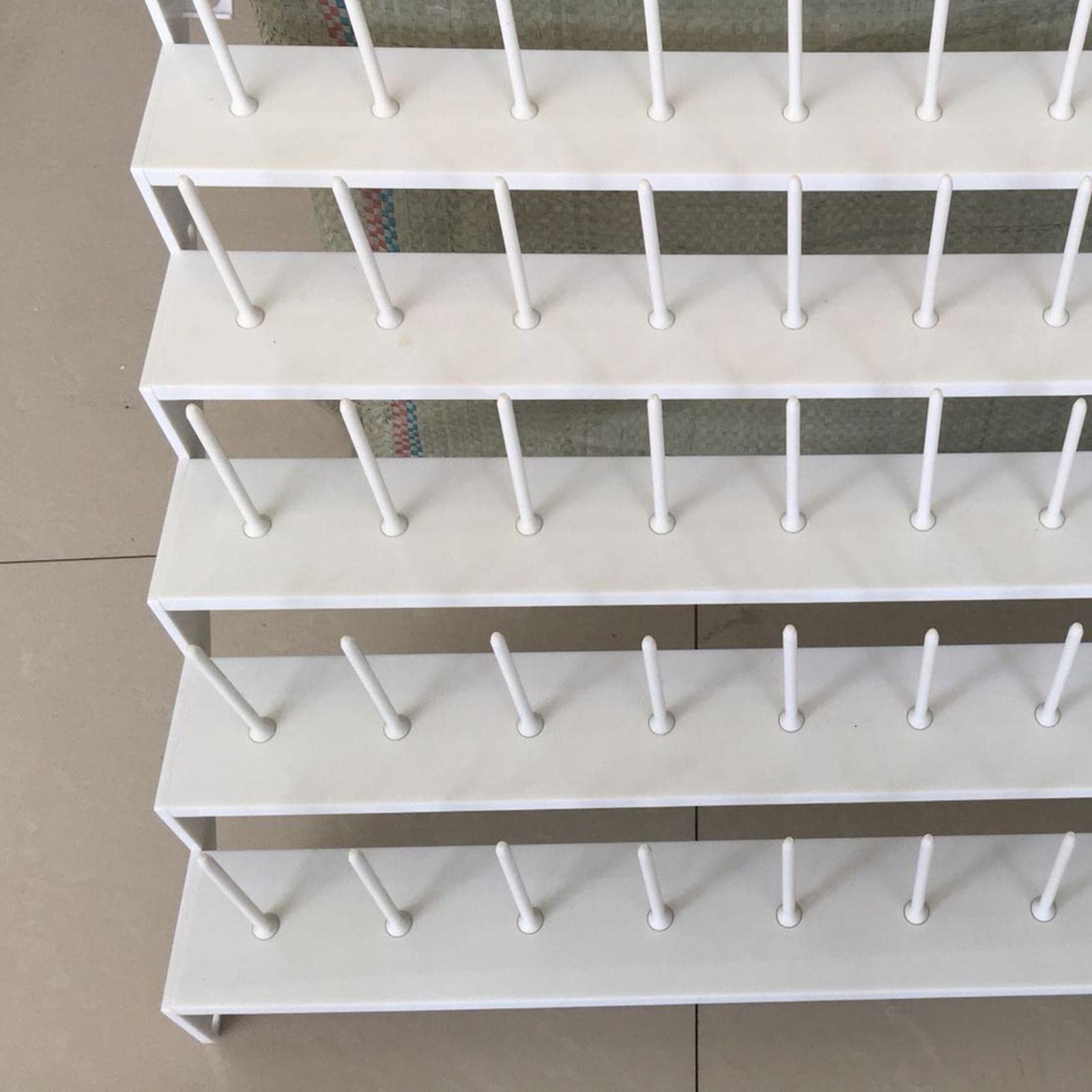 Organizador de Riel para Soporte para Carretes Estantería de Plástico Multifuncción para Bobinas de Costura Capacidad para 60 Carretes, de Montaje en Pared, Individual
