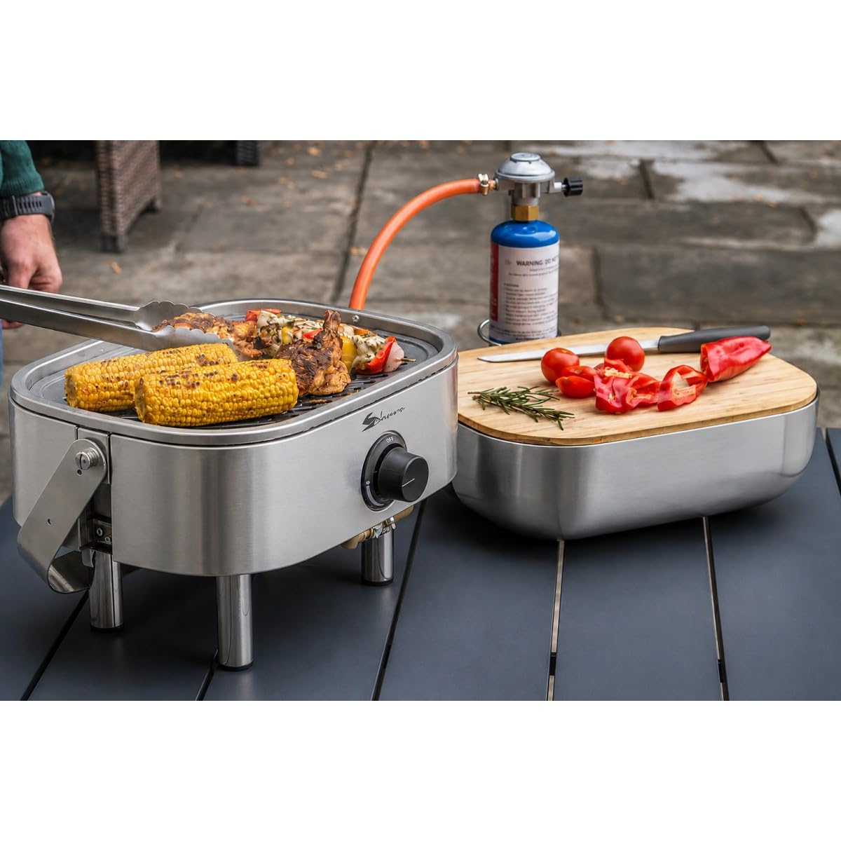 Sahara – Barbacoa de gas portátil compacta de 2,7 kW, rejilla de hierro fundido, mini barbacoa de mesa, tabla de cortar madera de 2 a 4 personas