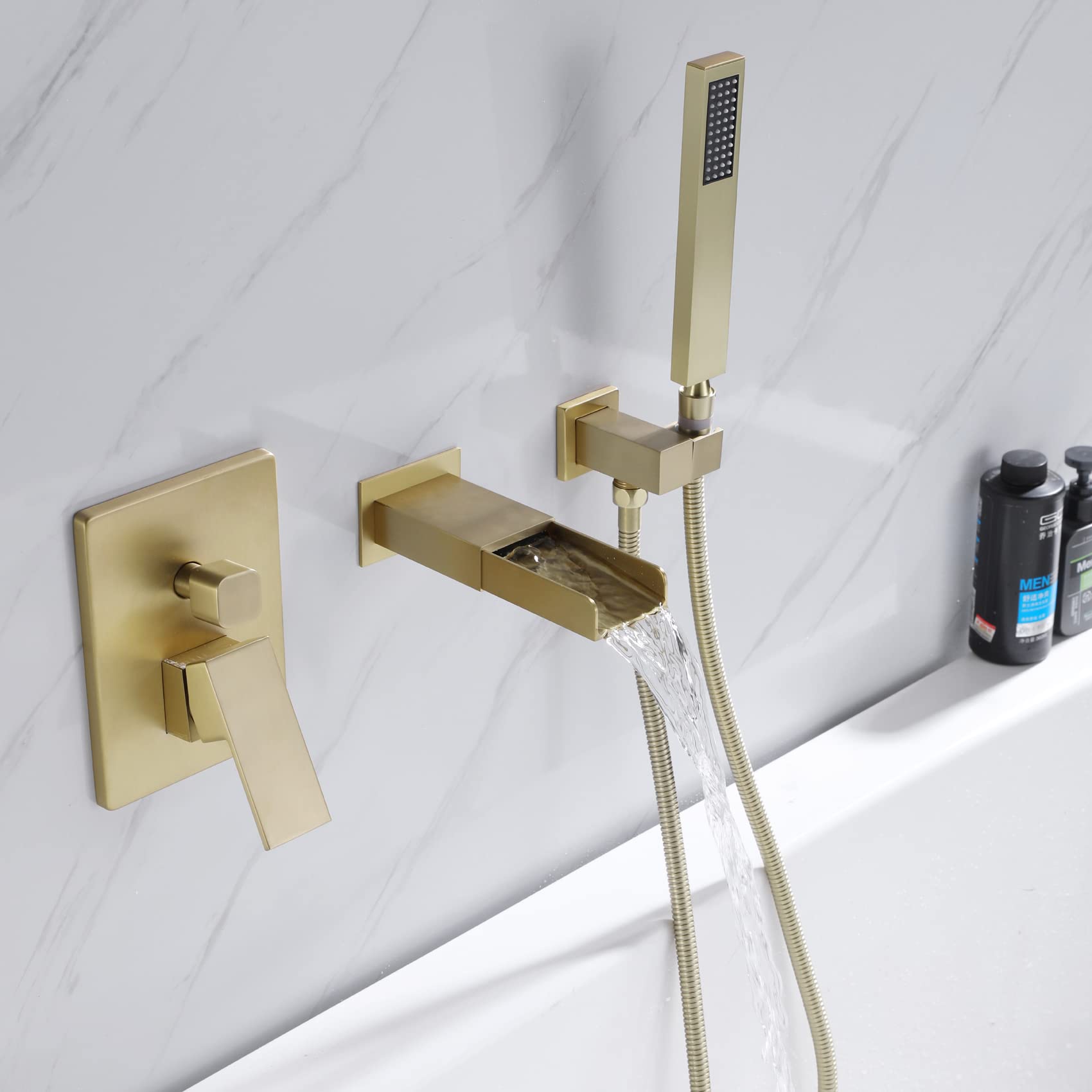 Mitigeur monocommande or à cascade avec douchette pour un bain moderne
