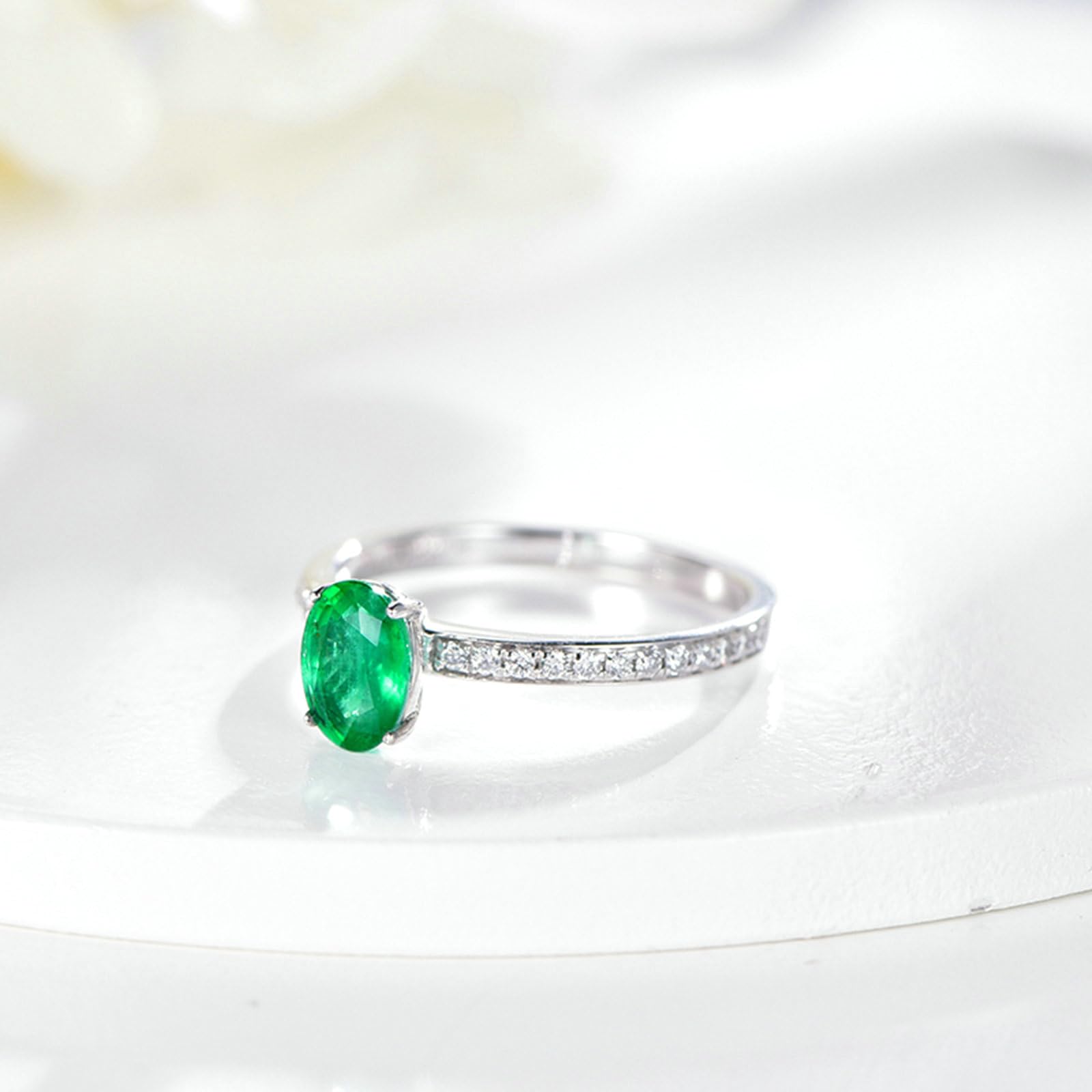 Anillo de compromiso para mujer, platino, talla H 1/2-V 1/2, anillos de compromiso de boda estrechos con esmeralda ovalada de 0,7 quilates y moissanita de 0,17 quilates