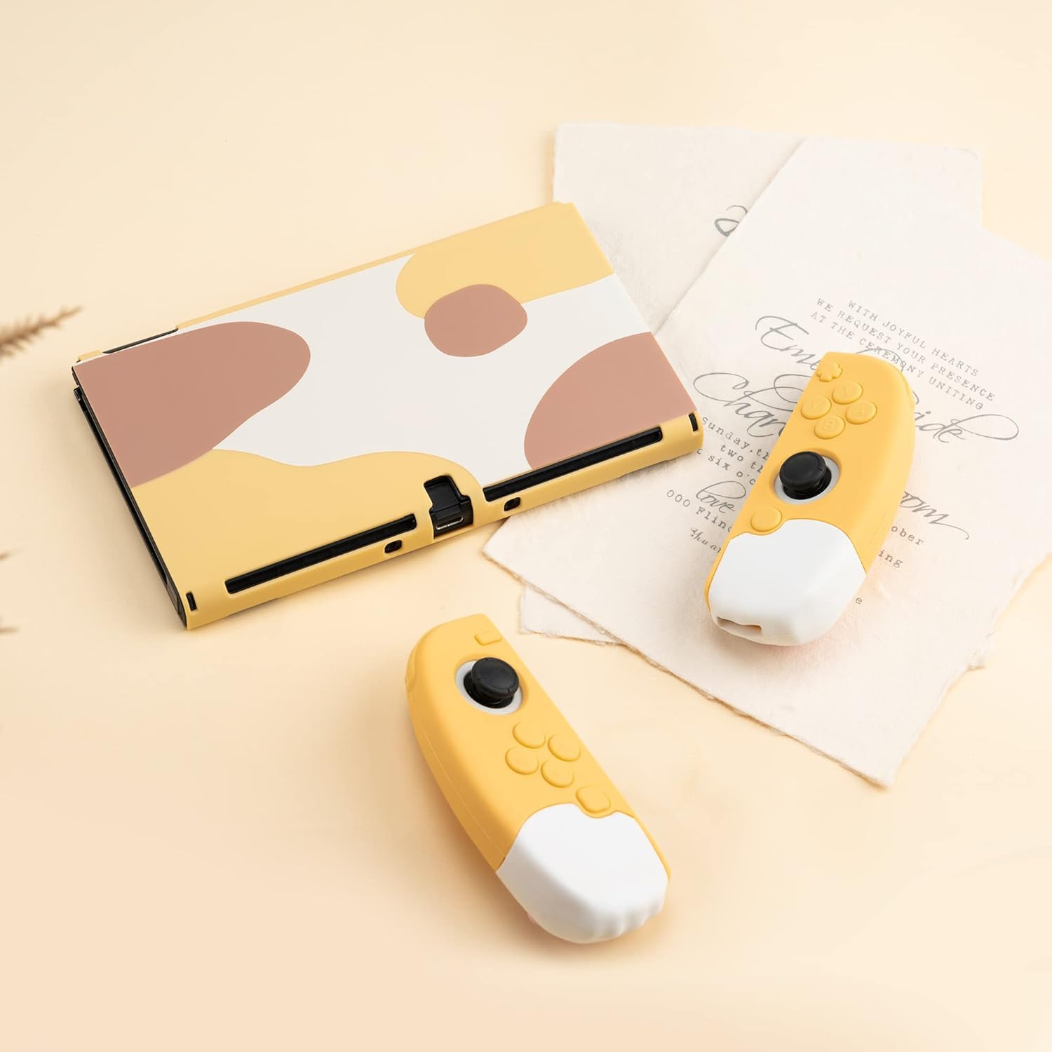 GeekShare Jolie Coque de Protection Ergonomique Compatible avec Console Switch OLED et Joy Con, Absorption des Chocs et Anti-Rayures pour modèle Switch OLED - Jaune