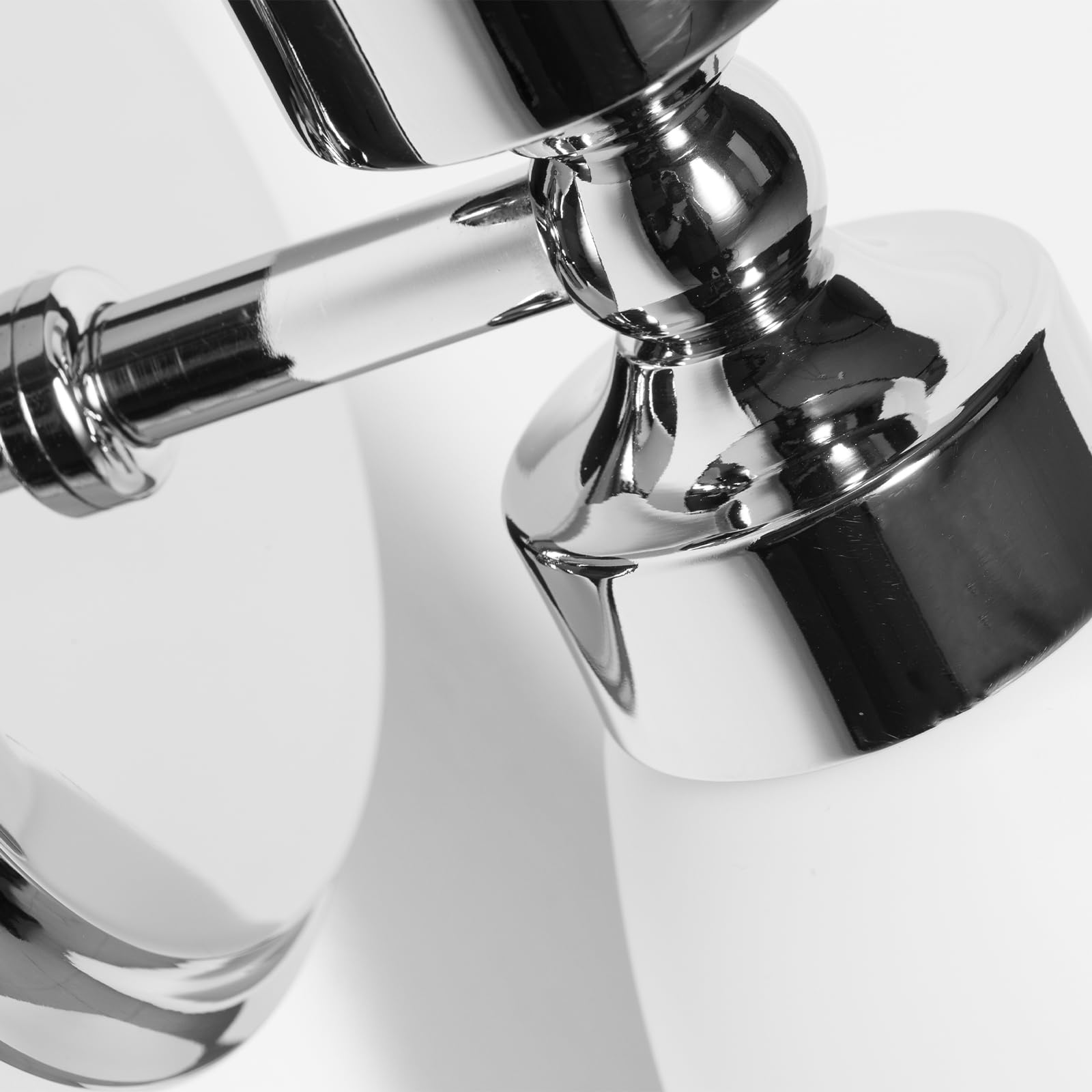 Alpinaluz Aplique de Pared para Baño con Dos Focos E14, Diseño Moderno en Cromo con Pantallas de Cristal Opal, Protección IP44 para Ambientes Húmedos, Iluminación Suave y Uniforme