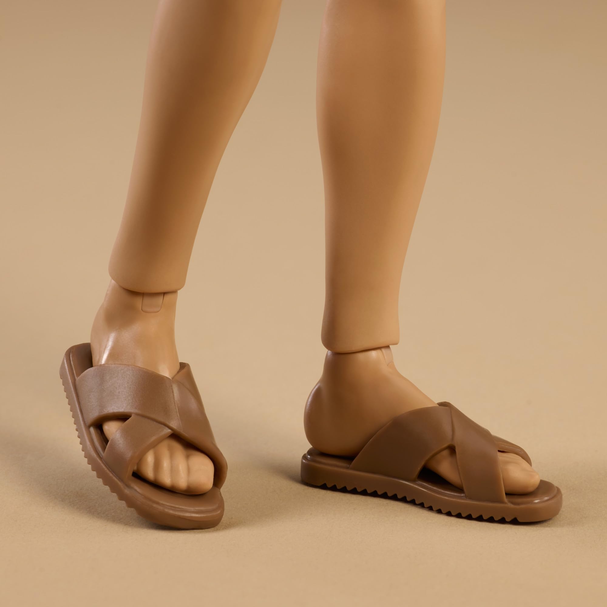 Barbie Basics Ken Model 10 Kolekcjonerska lalka modowa brunet, koszulka i szorty z nadrukiem Zabawka 6+ dla fanów i kolekcjonerów, JJX29