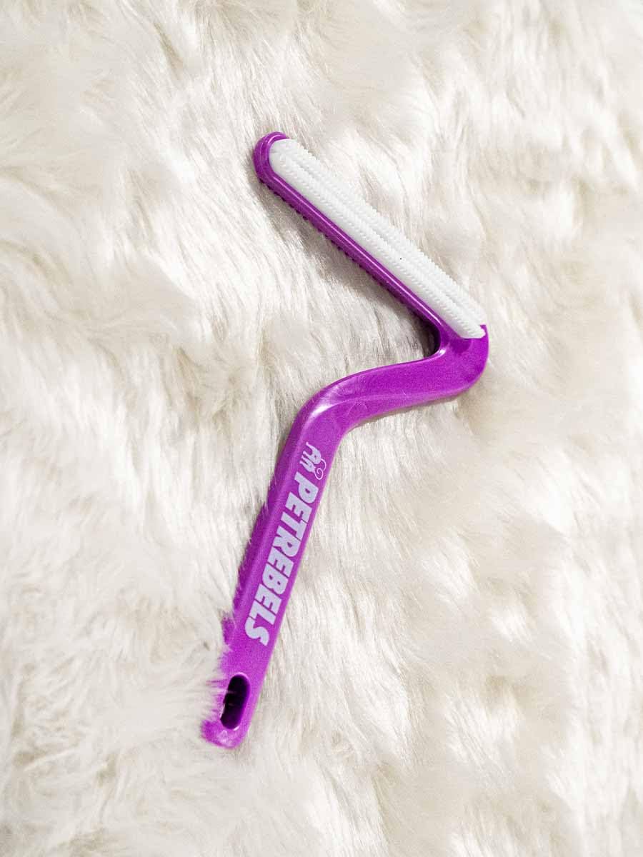 Petrebels Épilateur pour poils de chat, brosse double face pour canapé, arbre à chat et meubles, brosse à peluches avec poignée en ABS, pour tissus, tapis et tissus d'ameublement, Lucky 7 violet