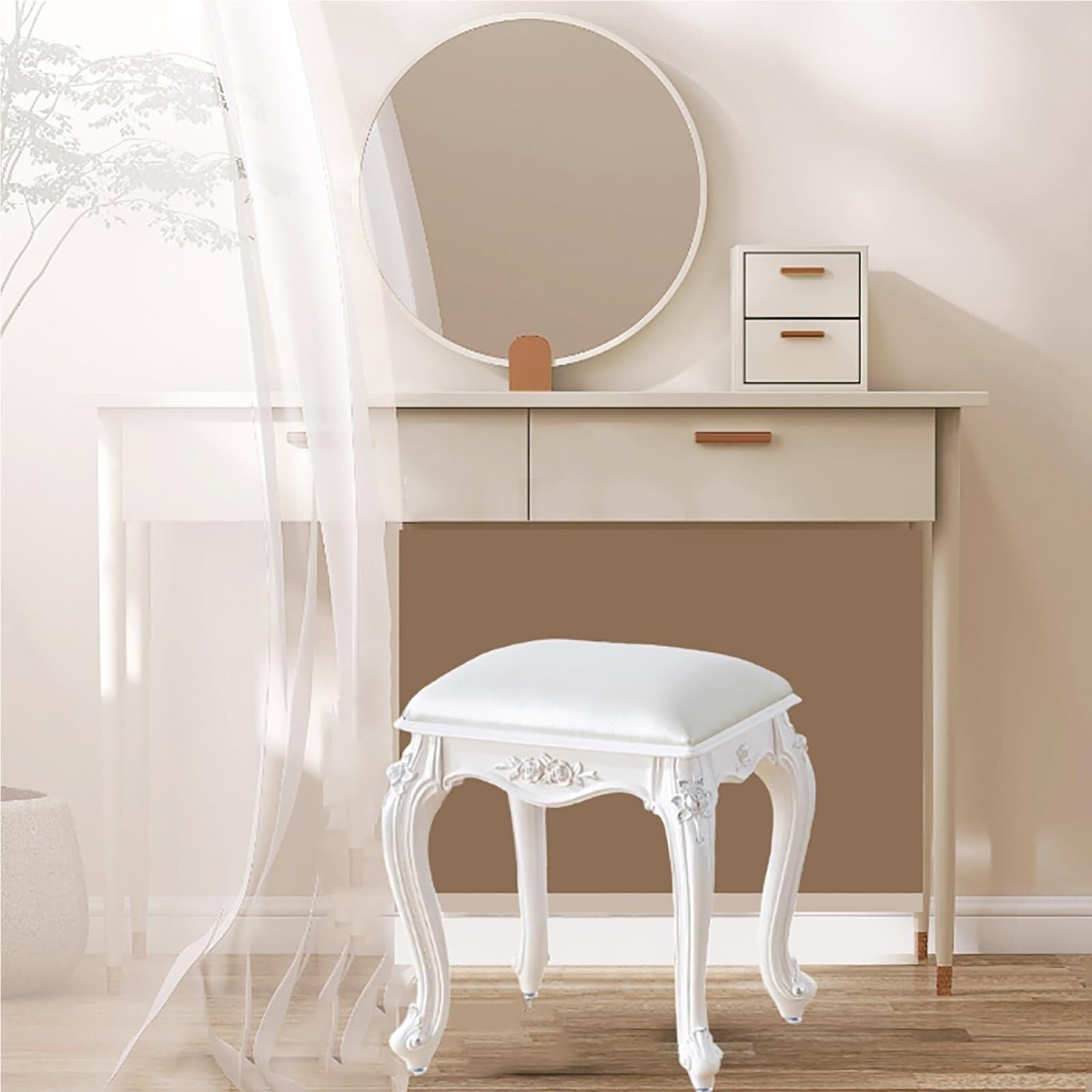 Eleganter, weißer Leder-Bank, stilvoll, gepolsterter Make-up-Hocker, schicker Ankleidestuhl für Schlafzimmer und Wohnzimmer, modernes geschnitztes Design, perfekte Wohnmöbel für Make-up und