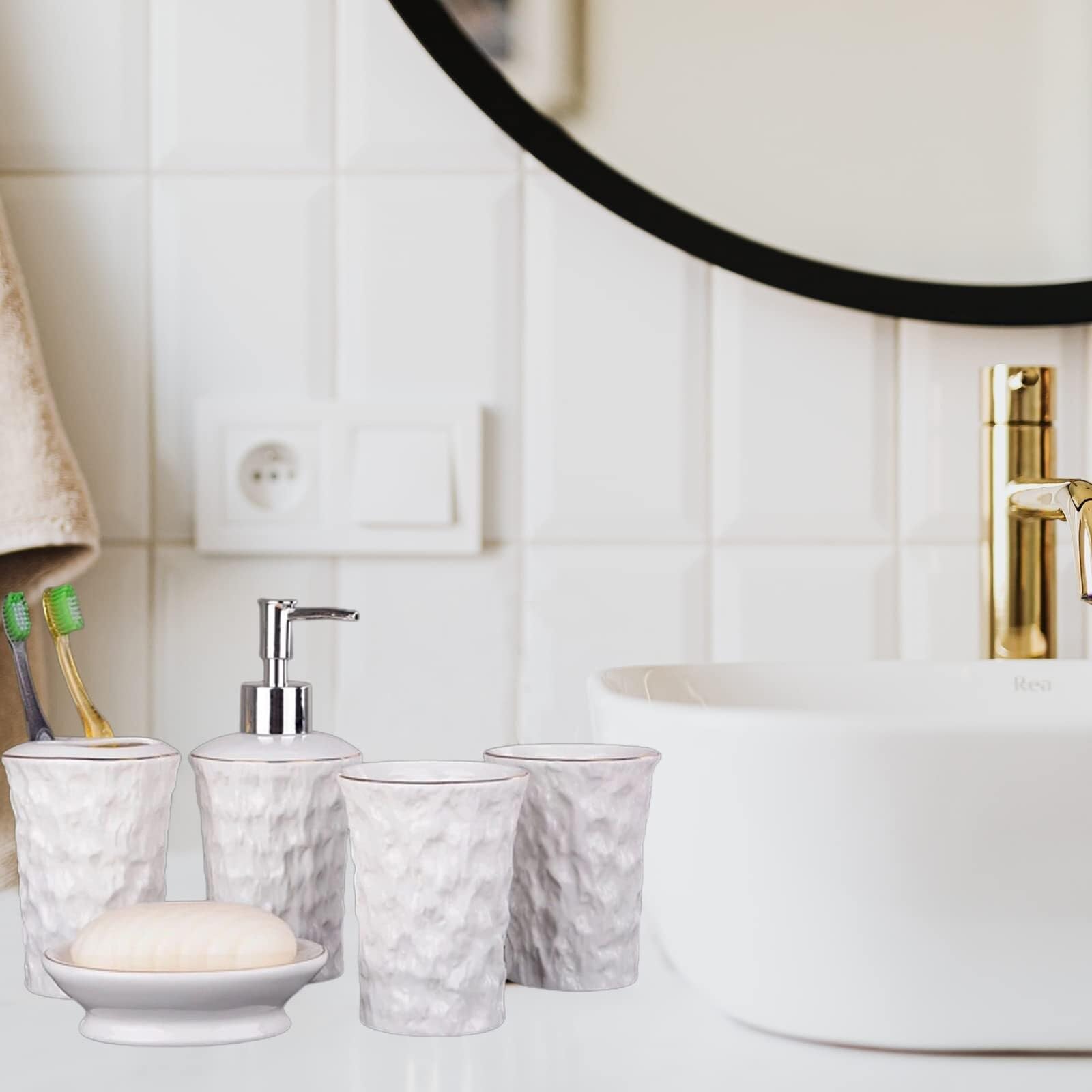 Juego de Accesorios de baño Dispensador de jabón, Porta cepillos Dientes, Plato for 2 Tazas, Blanco con Detalles Dorados Decoración estética para el hogar