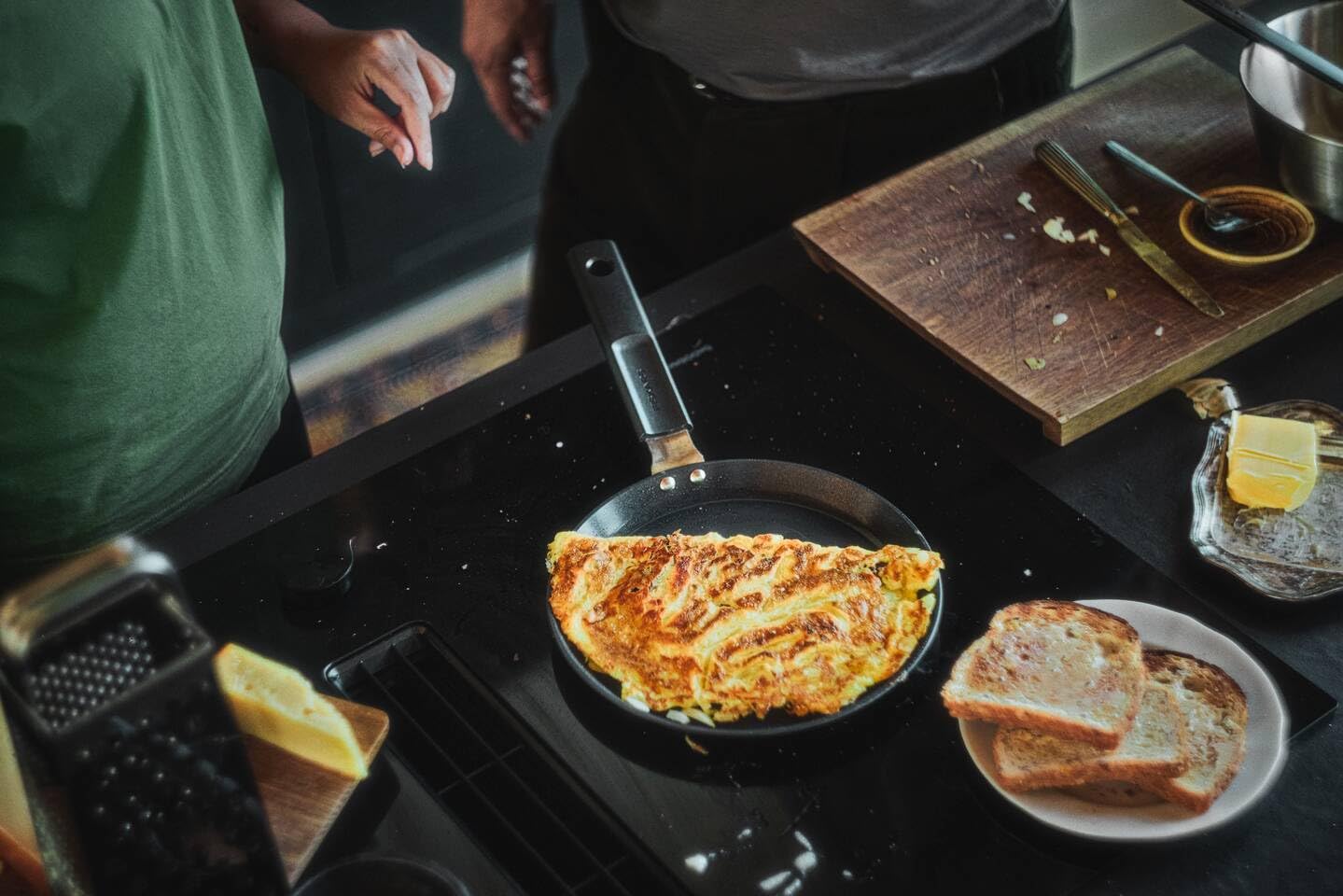 Fiskars Padella per Omelette, Hard Face, Diametro 22 cm, Adatta a Tutti i Piani Cottura, Rivestimento Antiaderente, Resistente ai Graffi, Alluminio/Plastica, Nero, 1075522