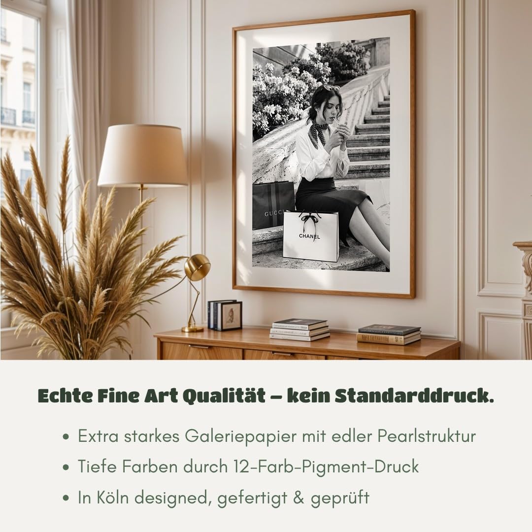 MJ-GRAPHICS® Poster Frau Kunstdruck schick Stadt Einkauf Wandbild schwarz weiß Stadtleben stilvoll Deko Treppe urbanes Flair Wohnzimmer Wanddeko modern 50x70 mit schwarzem Rahmen