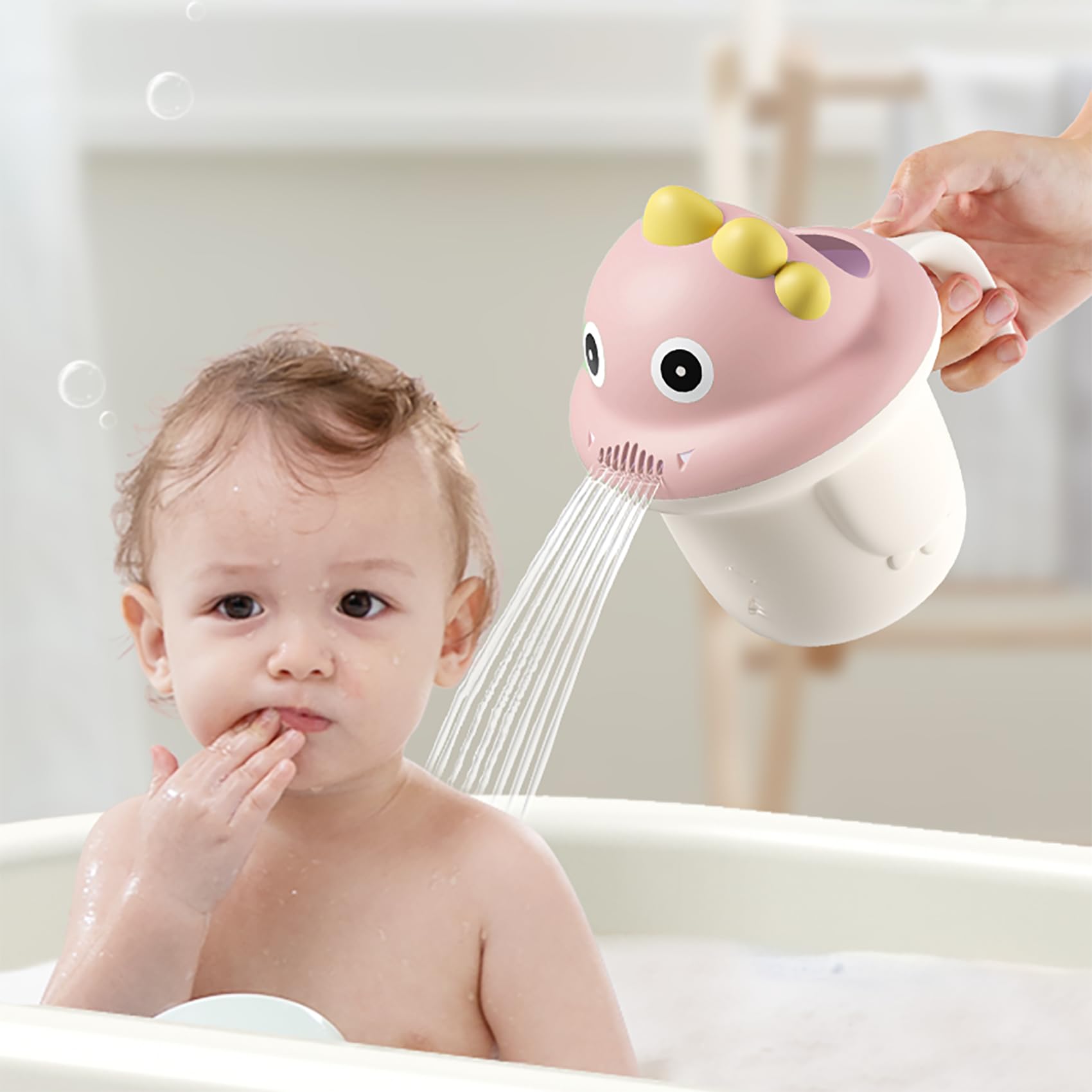 Tasse de rinçage pour bébé lors du bain ludique avec shampoing rose