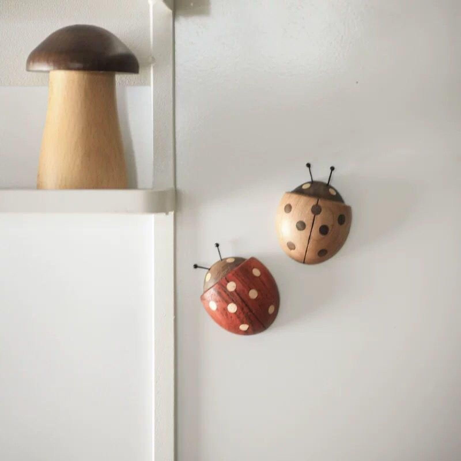 Lindos imanes decorativos paquete de 2 pares de madera maciza caricatura escarabajo siete estrellas mariquita imán refrigerador micro paisaje bonsái