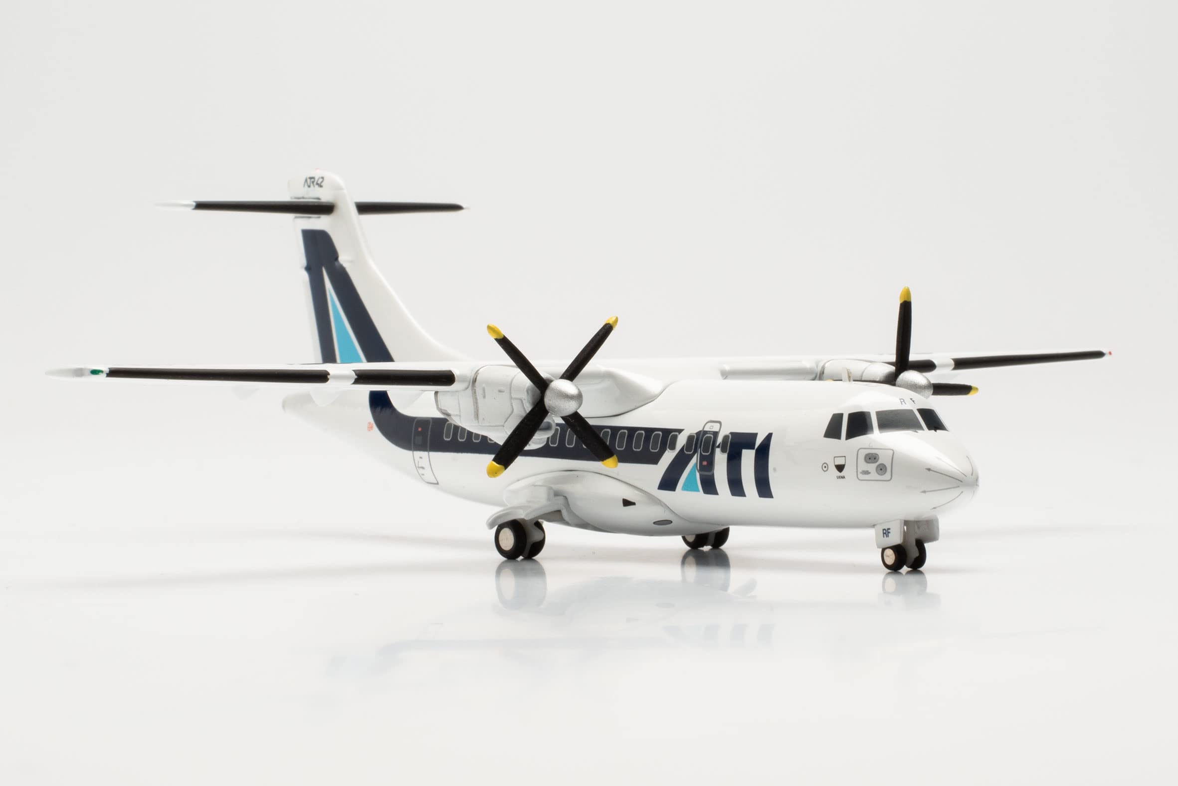 Herpa Modelo de avión ATI Aero Trasporti Italiani ATR-42-300 Escala 1:200 - Modelo de avión para Diorama, modelismo, Pieza de coleccionista, avión sin Soporte de Metal