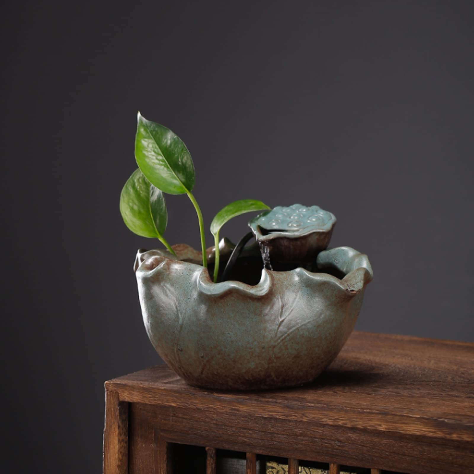 Fontanella Decorativa da Interni Fontana d'acqua da tavolo in ceramica cinese con foglia di loto Fontane d'acqua for il relax interno Fontana a cascata Feng Shui con nebbia d'acqua for la decorazione