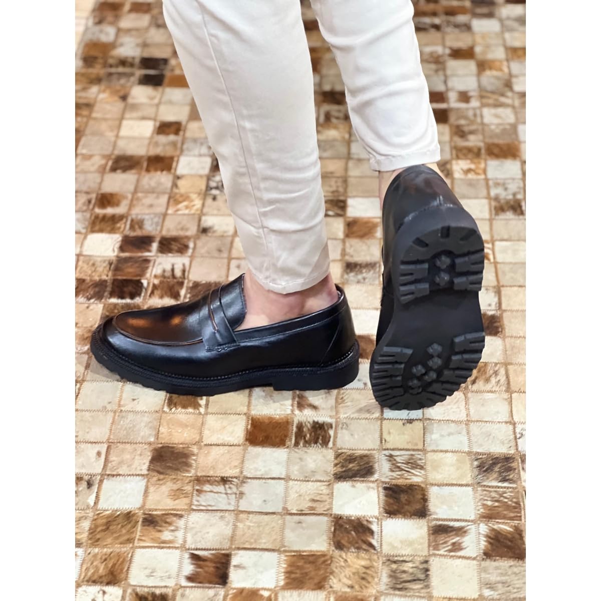 Sapato Mocassim Loafer Masculino em couro Legítimo Artesanal em promoção! Veja a oferta e mais achadinhos de Sapatos 8 Hoje é o melhor dia para comprar Sapato Mocassim Loafer Masculino em couro Legítimo Artesanal com aquele preço maroto! Promoção! Aproveite a oferta! 8