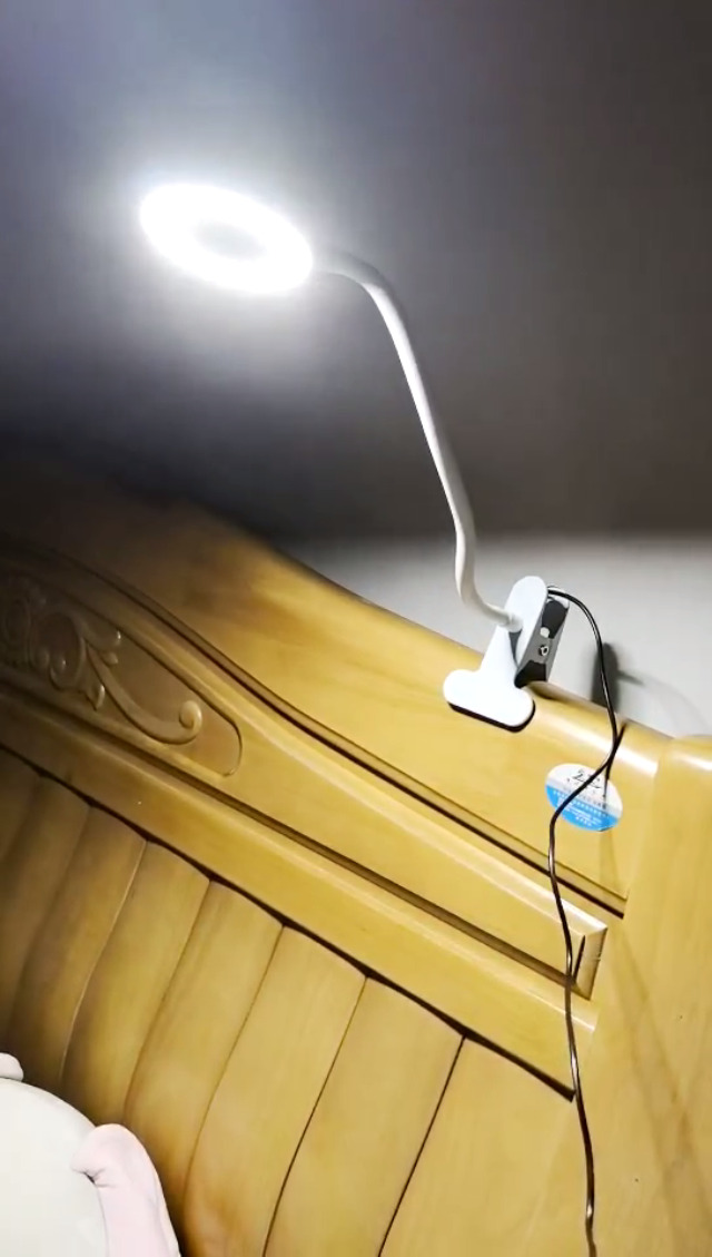 Lampada Da Scrivania USB Con Pinza - 48 LED, 3 Colori E 10 Livelli Luminosit&agrave; | Regolabile 360&deg;