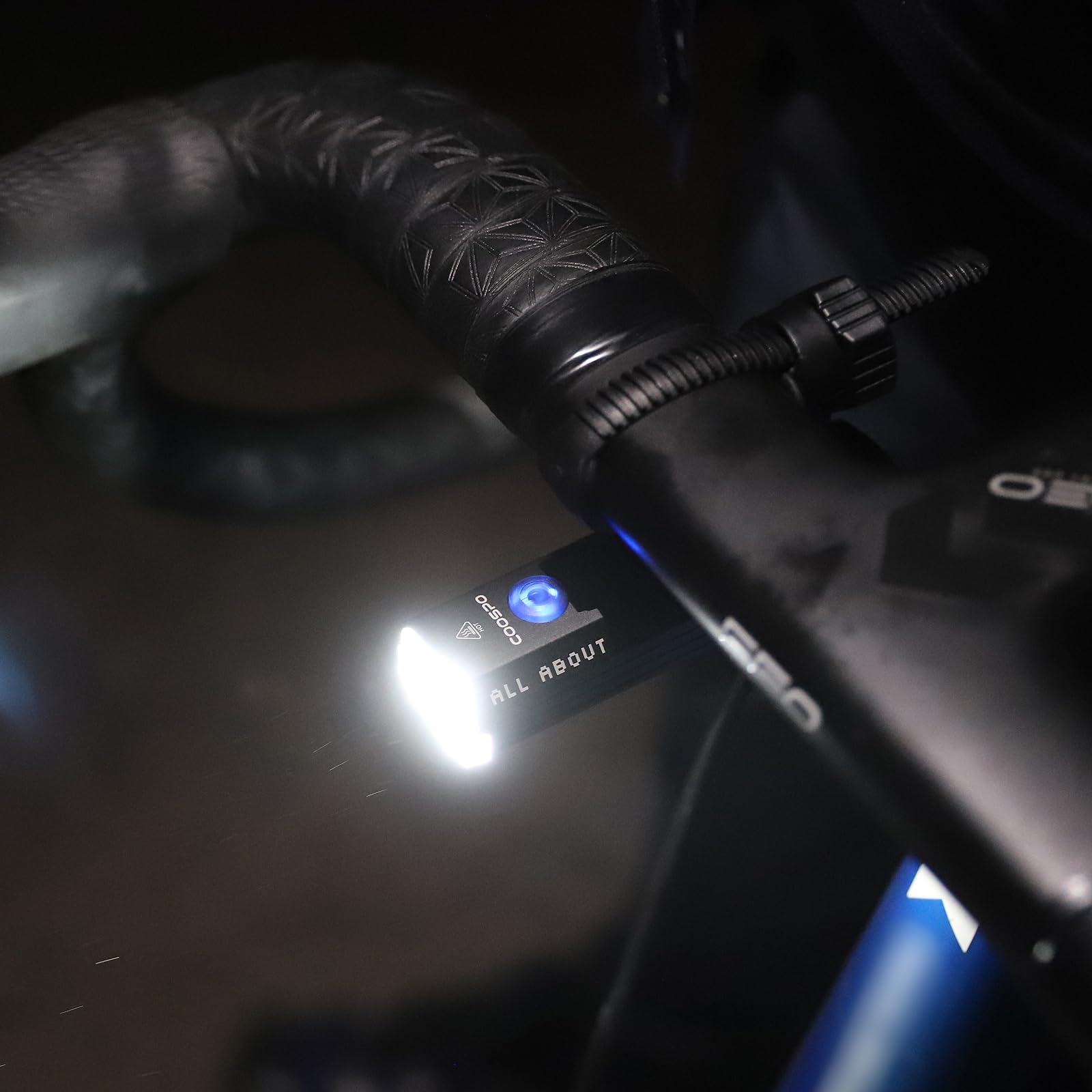 COOSPO 2025 New Bike Light 900 lúmenes, tipo C recargable bicicleta para montar en la noche, resistente al agua 4 modos de bicicleta para bicicleta electrónica, carretera, montaña, bicicleta de