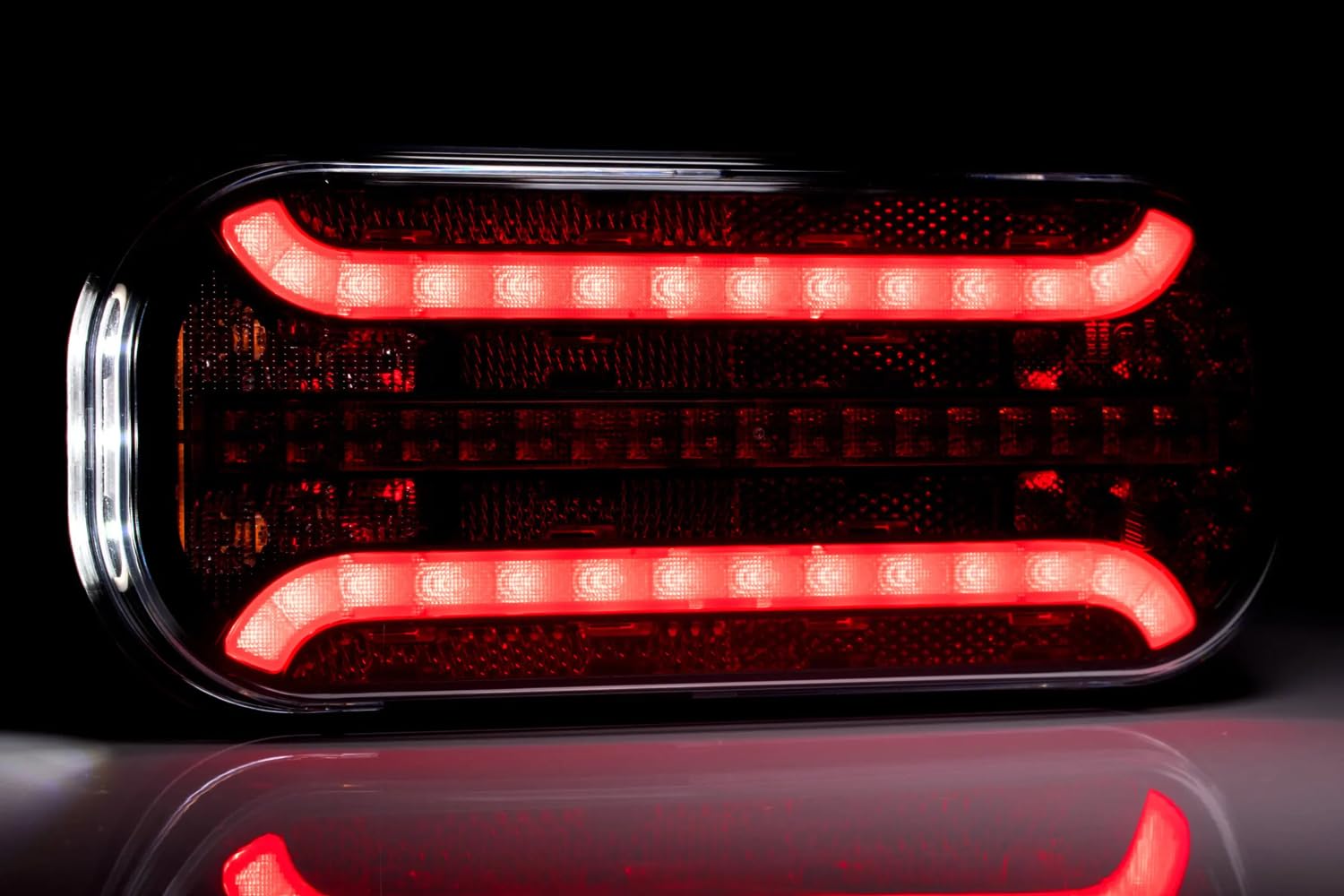 Fristom FT-230 LED Rückleuchte 12/36 V Universal Bajonett 5 PIN | 6-Funktionen-Heckleuchte mit dynamischem Blinker für Anhänger, LKW und Abschleppwagen. E9-Zulassung und EMV-Schutz.