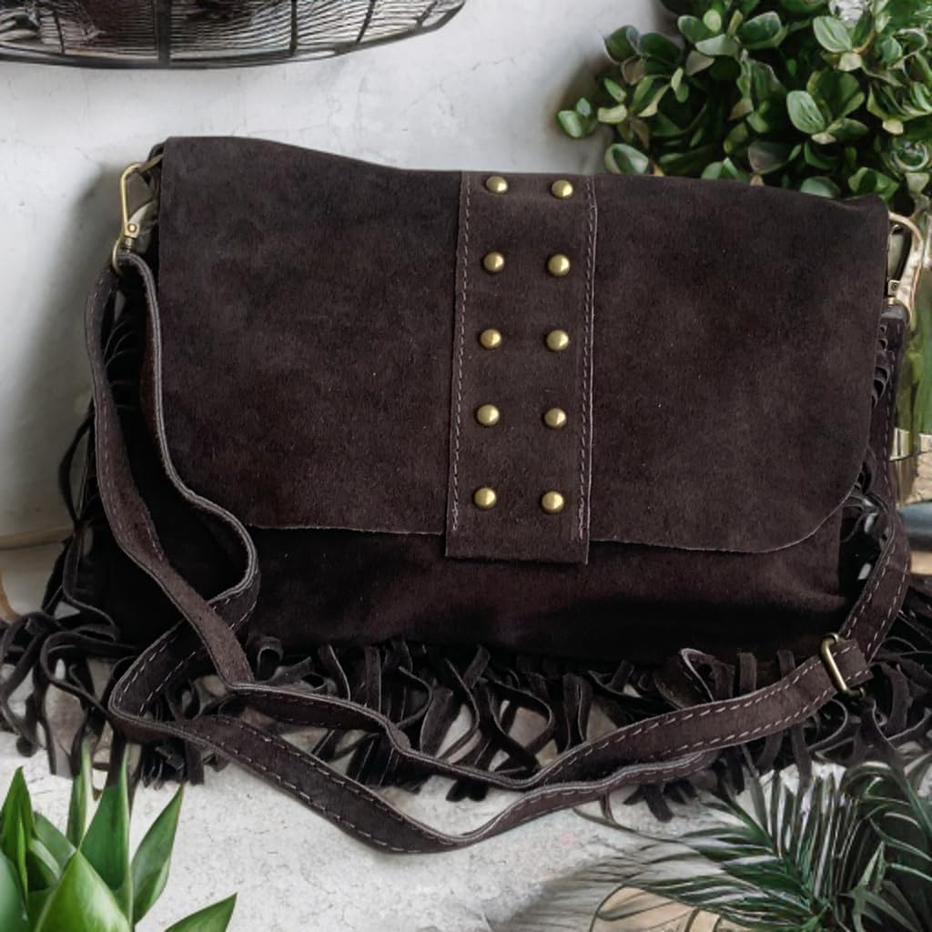 Borsa a tracolla con frange e borchie in camoscio italiano. Cinturino regolabile e intercambiabile. Chiusura con cerniera. Interno foderato con tasca integrata.