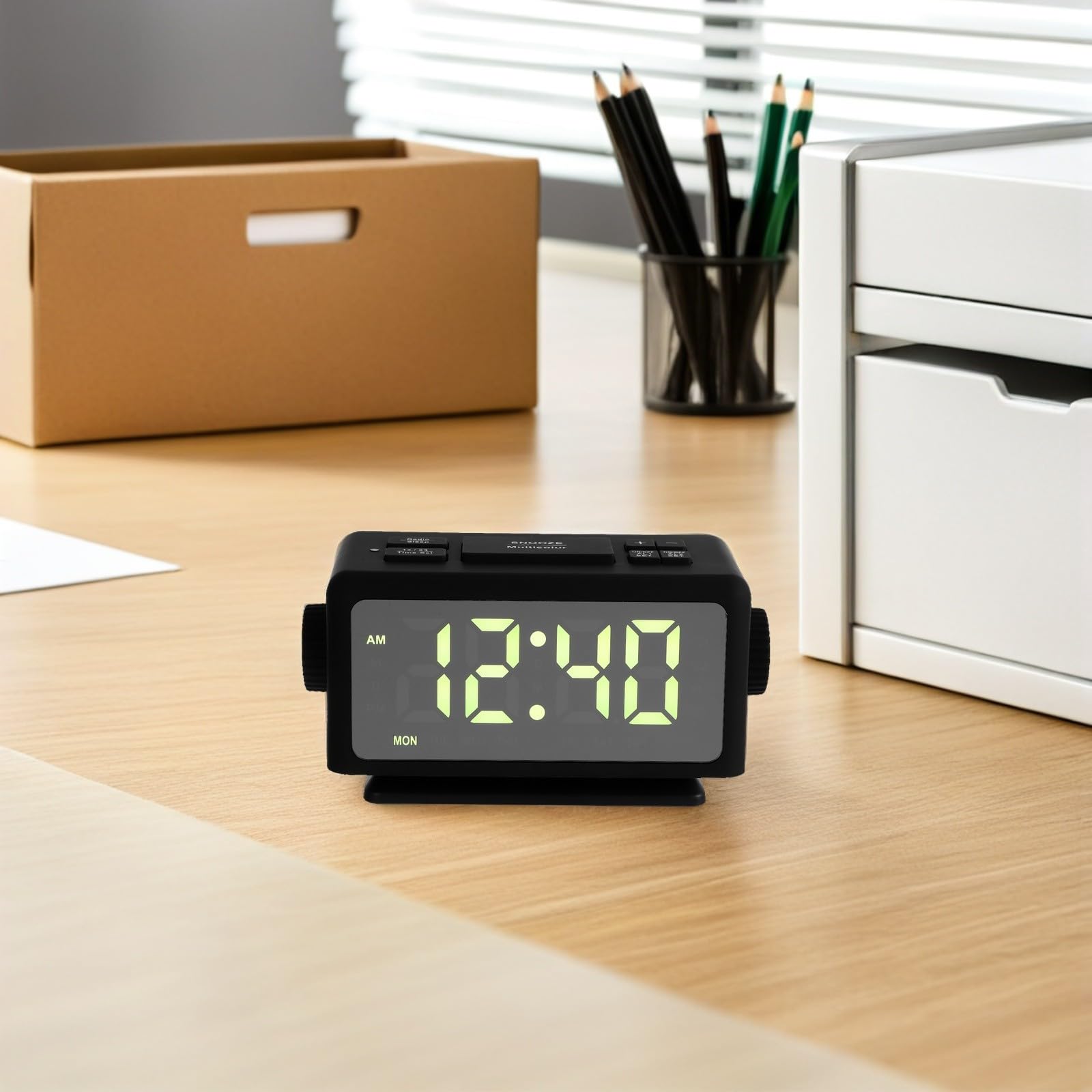 HOMSFOU Reloj Despertador Digital LED con Radio y Pantalla Espejo, Función Doble Alarma, Display de Día Laborable y Doble Puerto USB para Dormitorio