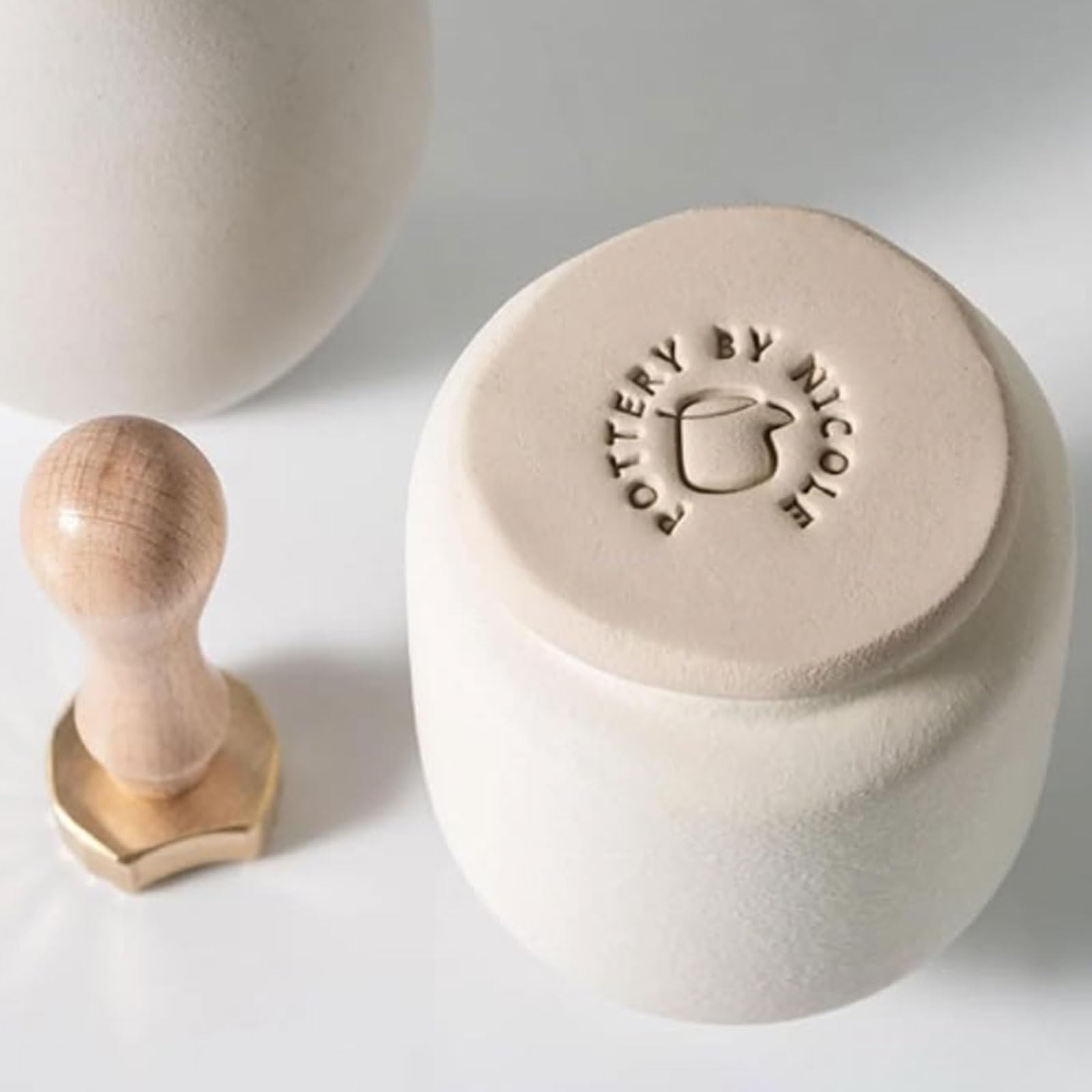 Timbro in ceramica con logo personalizzato, timbro in ottone con firma personalizzata e manico in legno, strumento for marchiare argilla e ceramica(1.5 Inches)