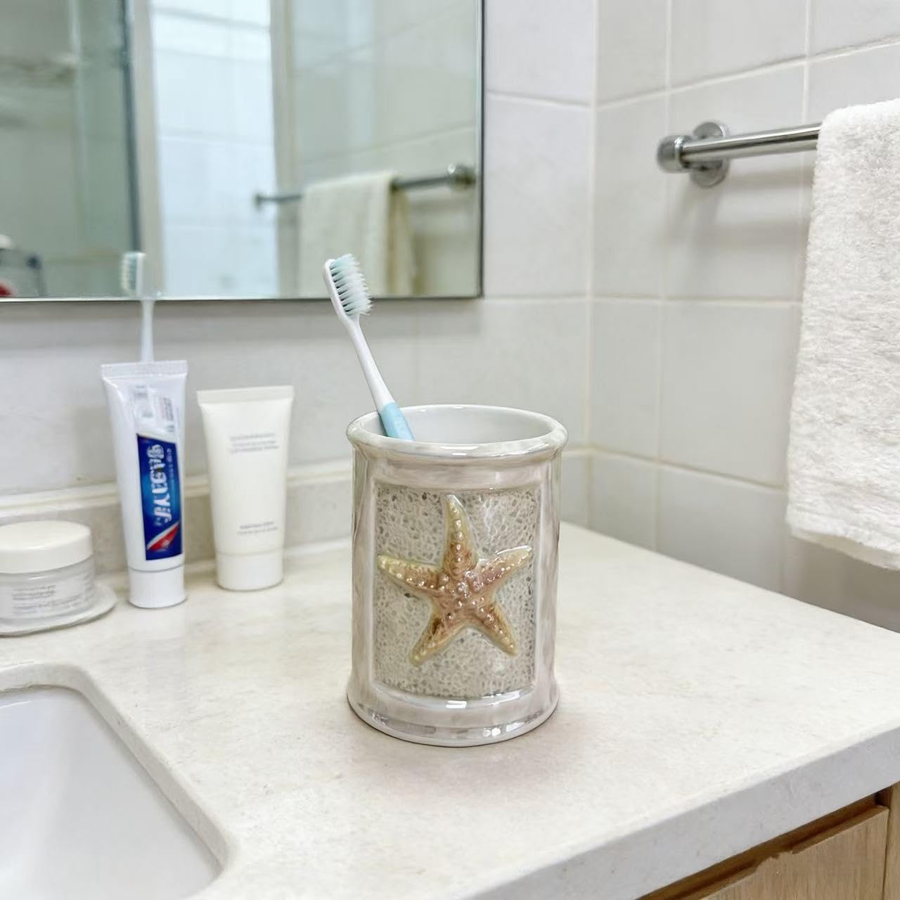 Ceramic Ocean Badezimmer-Zubehör-Set, 4-teiliges 3D-Conch-Muschel-Badezimmer-Ensemble-Set mit Zahnbürstenhalter, Zahnputzbecher, Seifenspender, Seifenschale (gelb matt)