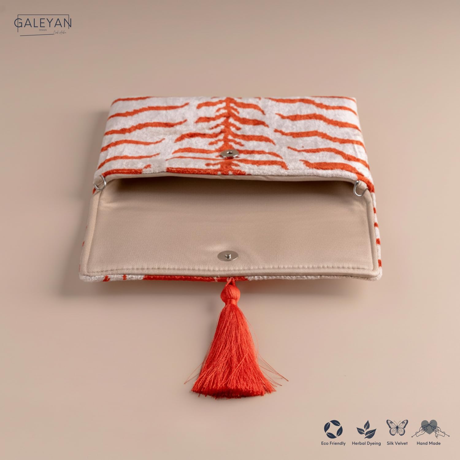 Pochette Ikat in velluto di seta fatta a mano, stile busta, design bohémien, motivo etnico, opzione cinturino a catena, pochette per feste serali, borsa premium, bianco sporco, rosso