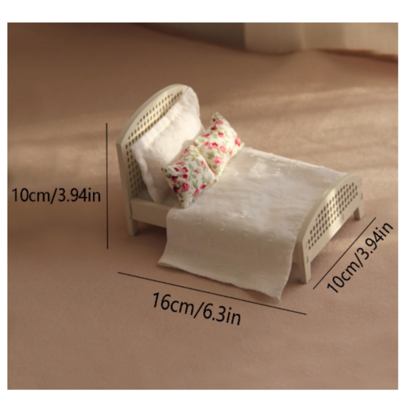 Letto in Miniatura Letto Bambola Letto Bambole Letto Giocattolo Letto Casa Delle Bambole in Legno con Pediera Arcuata E Dettagli a Griglia Adatto per, Bianco Legno