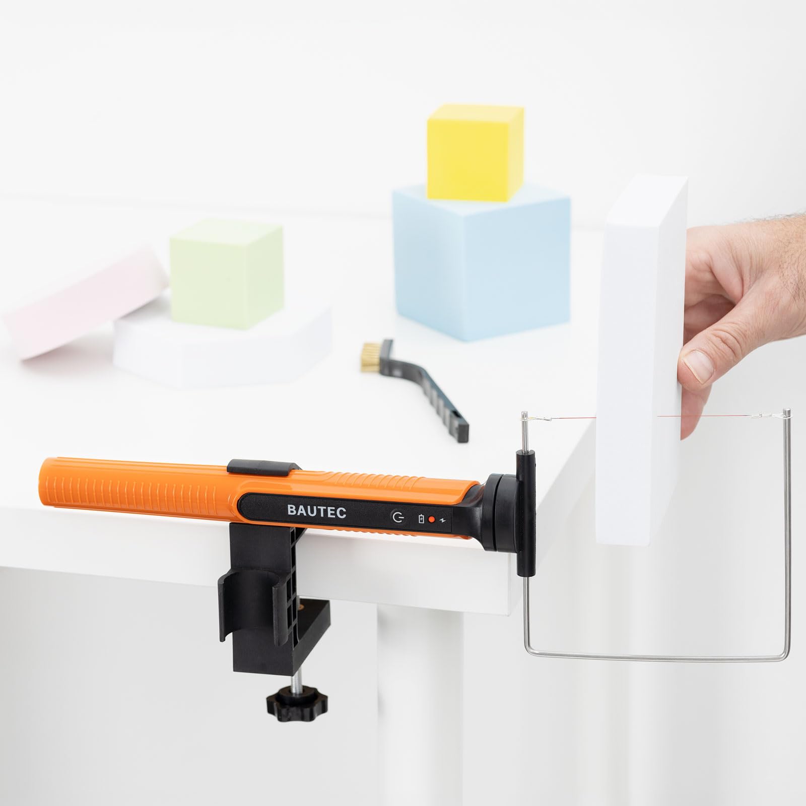 BAUTEC Akku-Styroporschneider 4-in-1 Kofferset » 4 Schneidaufsätze, Tischhalterung, 10 Schneidedrähte » elektrischer Schaumstoffschneider für Modellbau Kunst Deko Architektur » Heißdrahtschneider