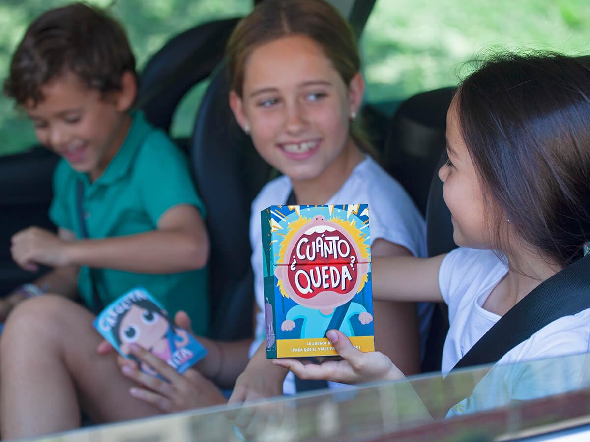 Juegos de Mesa para niños/as ¿CUÁNTO Queda? | El Juego de Cartas para los Viajes | Regalo niña 10 años | Una Idea de Hellofun! | 2 Jugadores | Duración: 5 min- hasta Llegar a Destino | +5