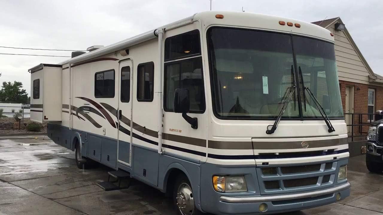 HEADLIGHTSDEPOT Chrome Housing Halogen Right Passenger Headlight Compatible With Fleetwood Pace Arrow 1997-2001