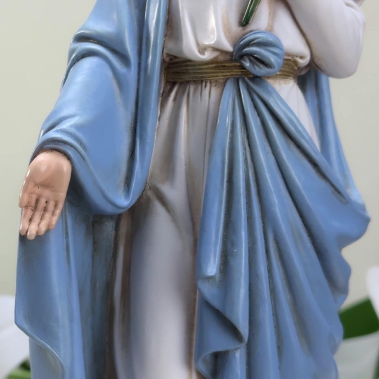 Grace4Joy Gesegnete Mutter Maria Statue - 25 cm Madonna Heilige Maria Statue Elegante Wohnkultur, handbemalte Heilige Maria mit Lilien Figur aus der Renaissance Sammlung