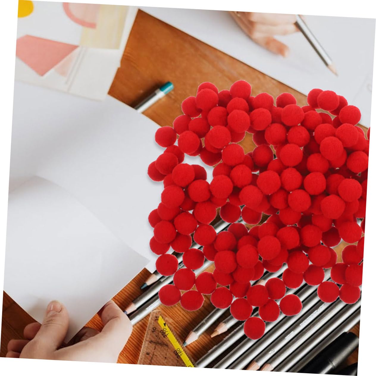 LOLIPPYY 600 Piezas Unidades Pompones Artesanales Rojos Suaves y Esponjosos para Manualidades y Actividades Educativas y Adultos