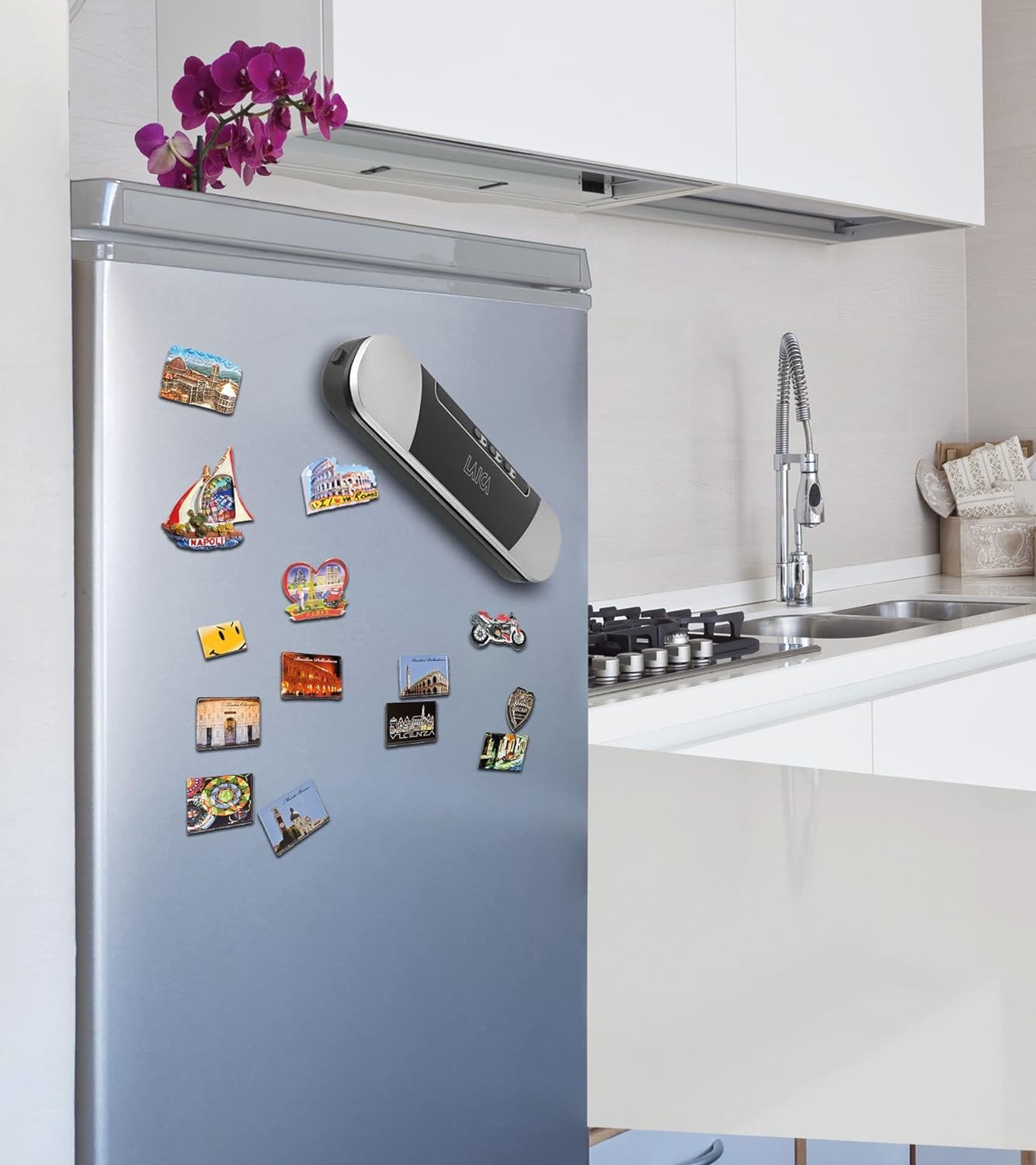 Termoselladora de bolsas y envasadora de alimentos al vacío LAICA VT3205 con bolsas adicionales - Diseño compacto y fácil de almacenar | Diseño compacto, base magnética para nevera, vacío parcial, hasta 5 veces la vida útil de alimentos cocinados y fresco