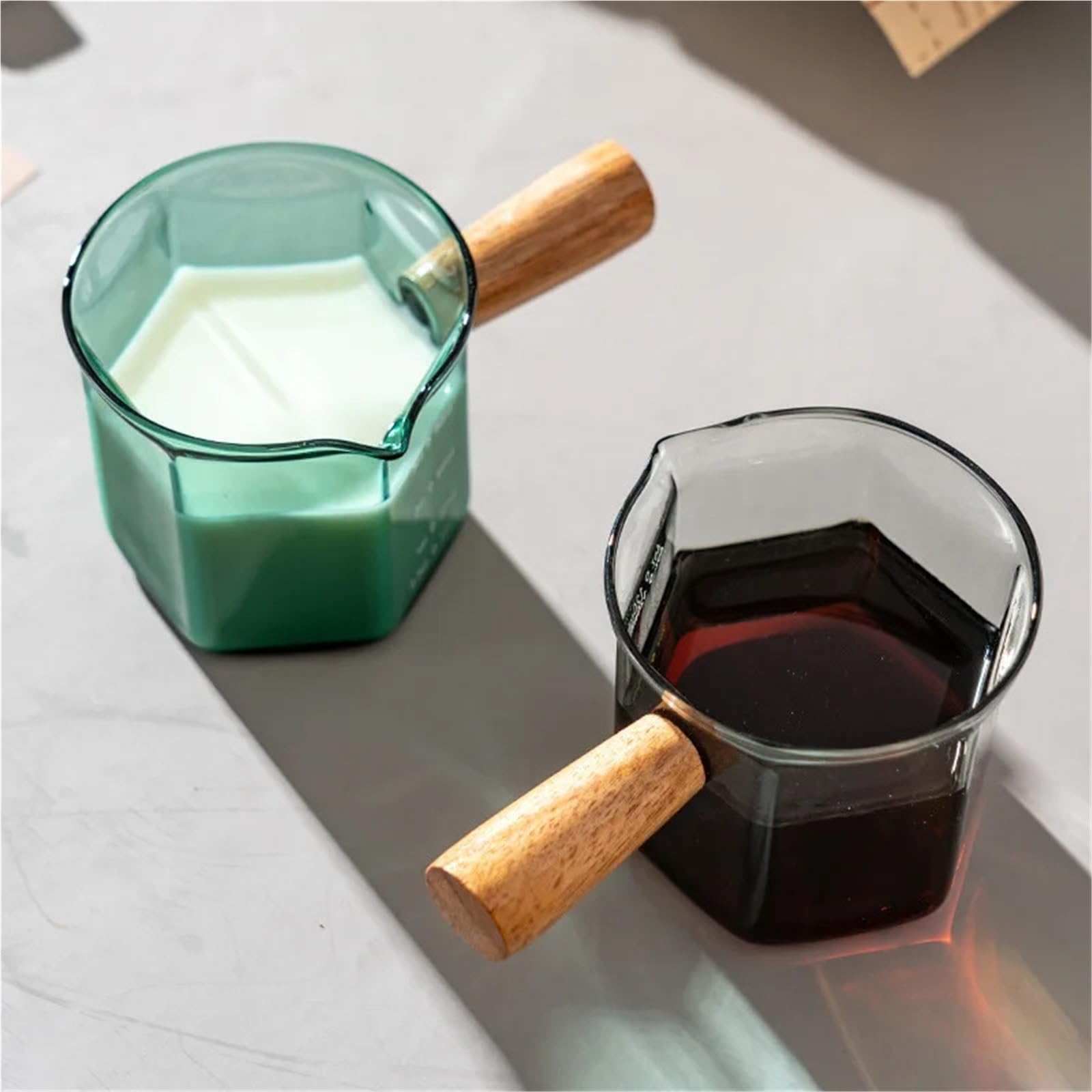Jarra para Espumar Leche Taza medidora de Espresso con Mango de Madera, Jarra Hexagonal for Leche, Suministros de café, Taza for Salsa, Jarra for Servir, 120ml, 2 uds.(Grey)