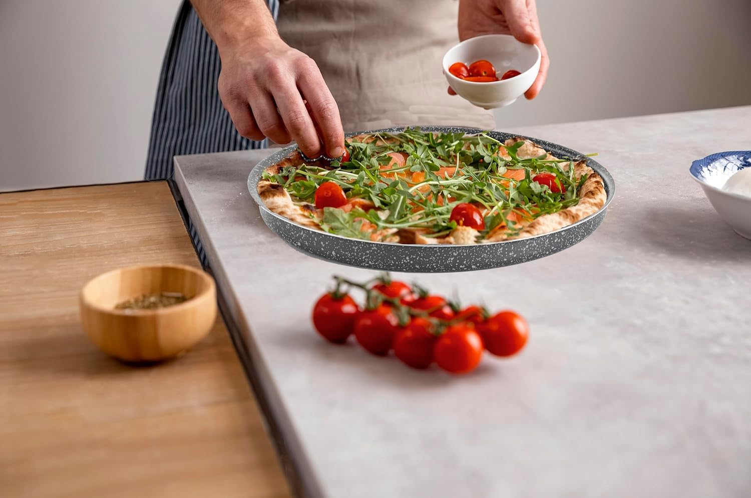 Bandejas de Horno Redonda para Pizza y Fainá (Farinata Italiana), 34 cm – Aluminio Antiadherente Efecto Piedra, Fabricada en Italia, Fácil de Limpiar – Línea Vulcania - 2 Bandejas
