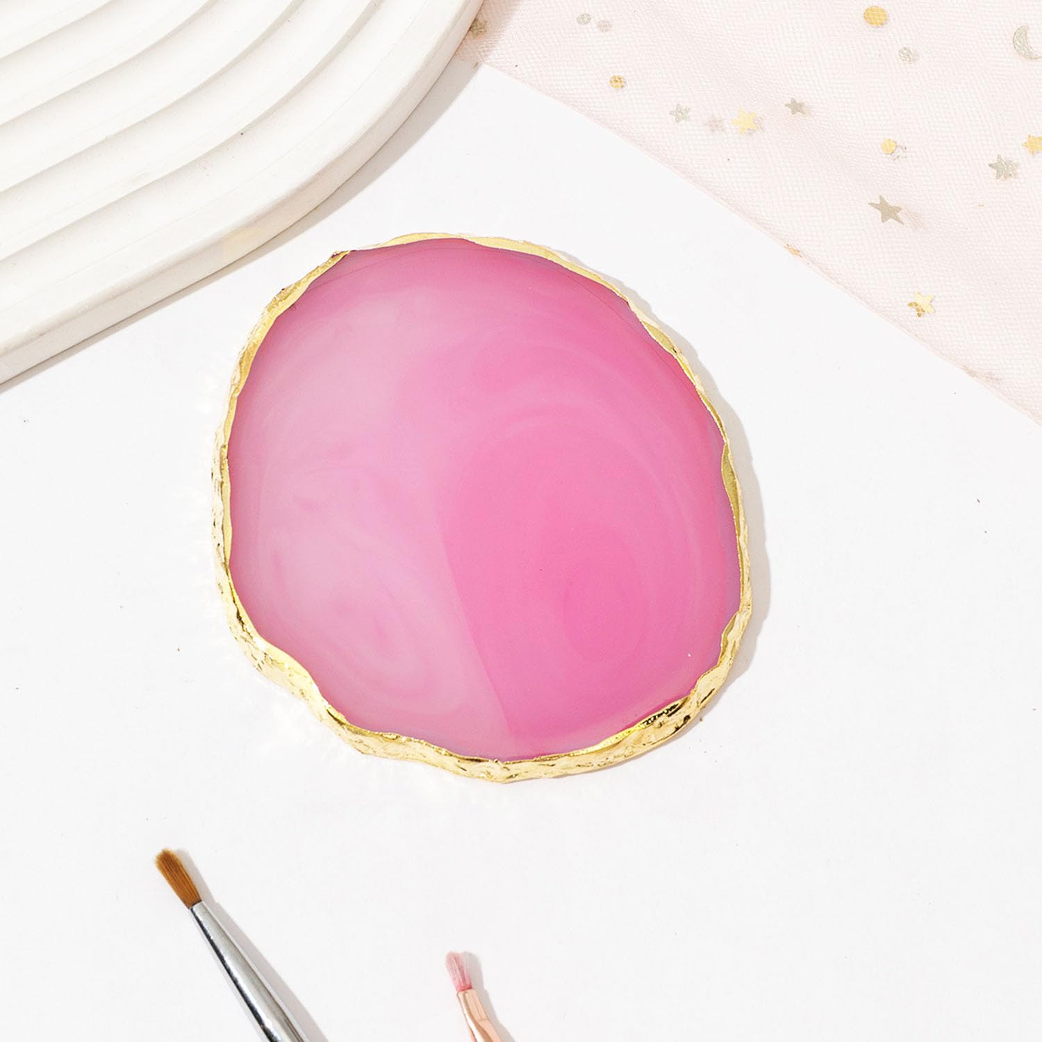 4 Pcs Resin Nail Art Palette, Nail Painting Mixing Tray with Gold Edge, Nail Art Display Board, Nail Polish Holder for Nail Design, Manicure Tools for Nail Artists (Heart Round Shaped White Pink)