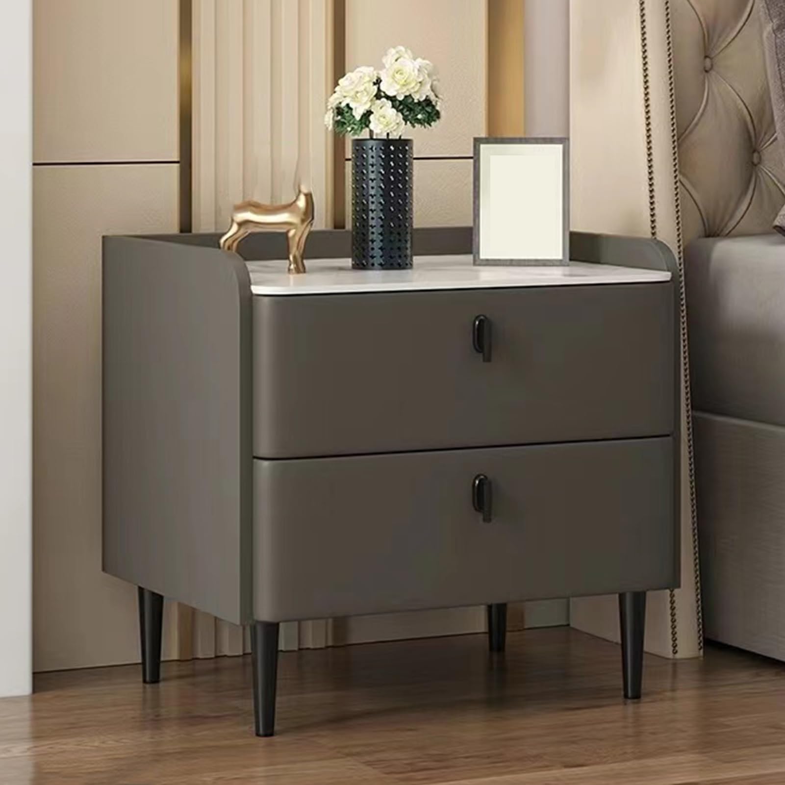 Table de chevet en bois et métal au design minimaliste chic pour suite parentale