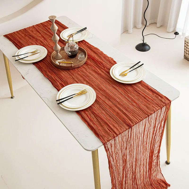 Table en gaze pour transformer une salle à manger vintage en fête de mariage