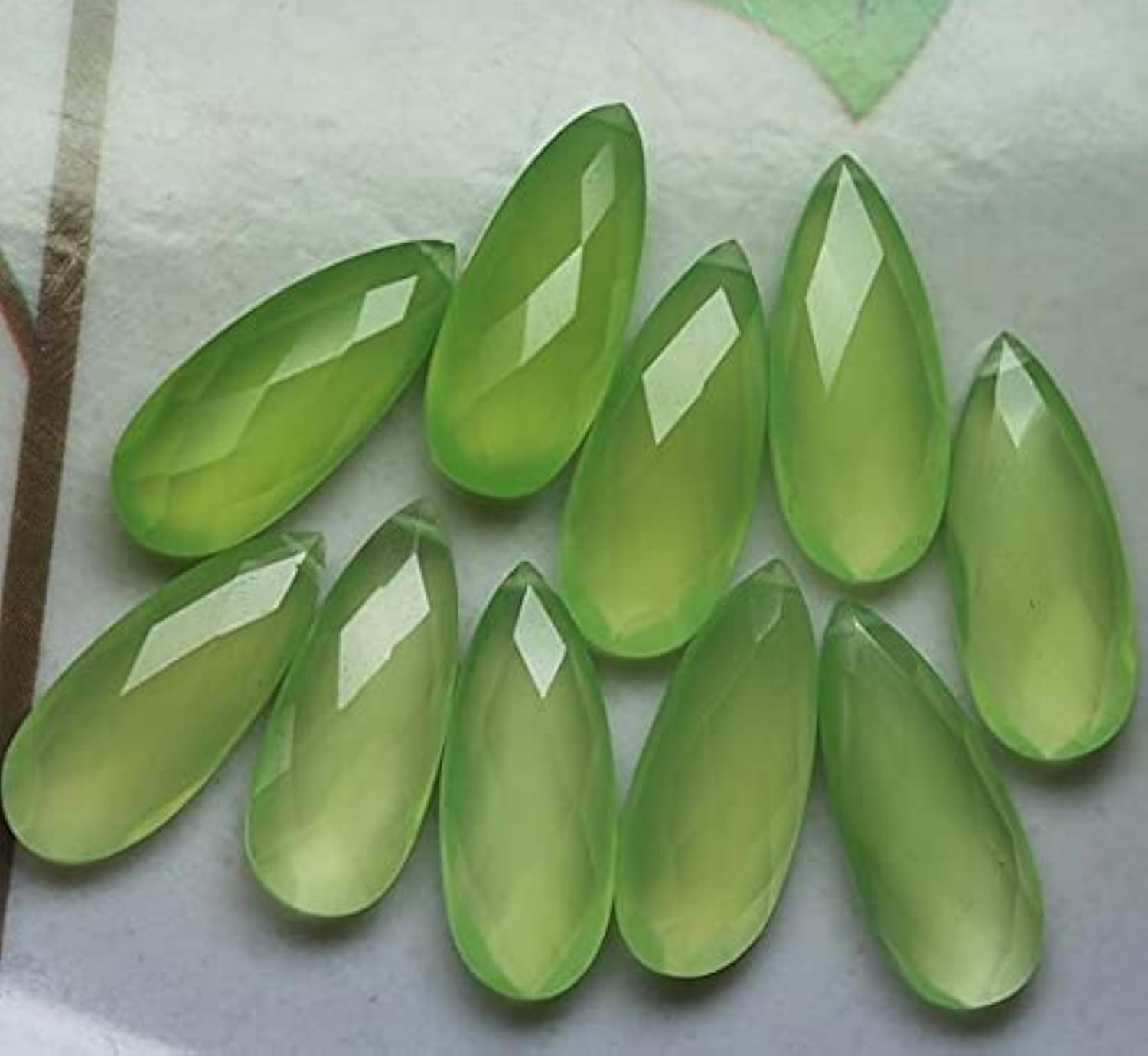 Chalcédoine verte préhnite 8x20mm pour créer les boucles d'oreilles de vos soirées d'été