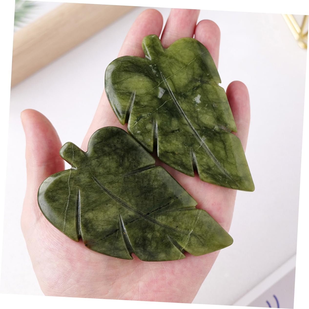 翡翠 彫刻 自然のテーマ 花と葉のデザイン 木製台座付き 翡翠 彫刻 自然のテーマ 花と葉のデザイン 木製台座付き 翡翠
