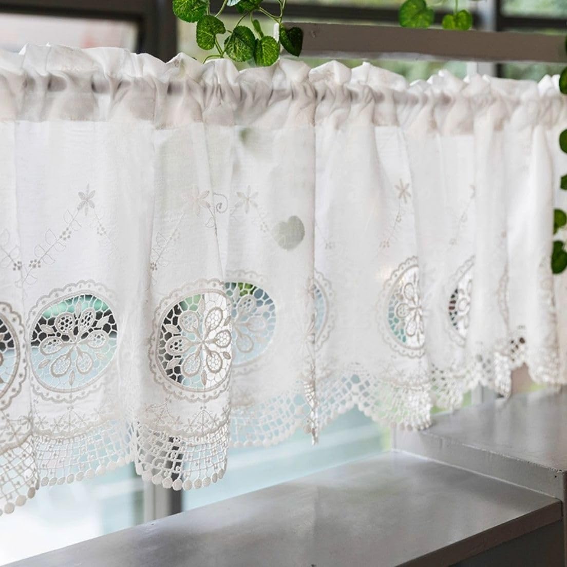 Baumwolle Scheibengardine mit Spitzenstickerei Weiß HxB 70x200cm | Kurstore mit Stickerei Blumen Landhausstil Halbtransparente Bistrogardine mit Tunnelzug für Küche, Fenster & Café 1 Stück
