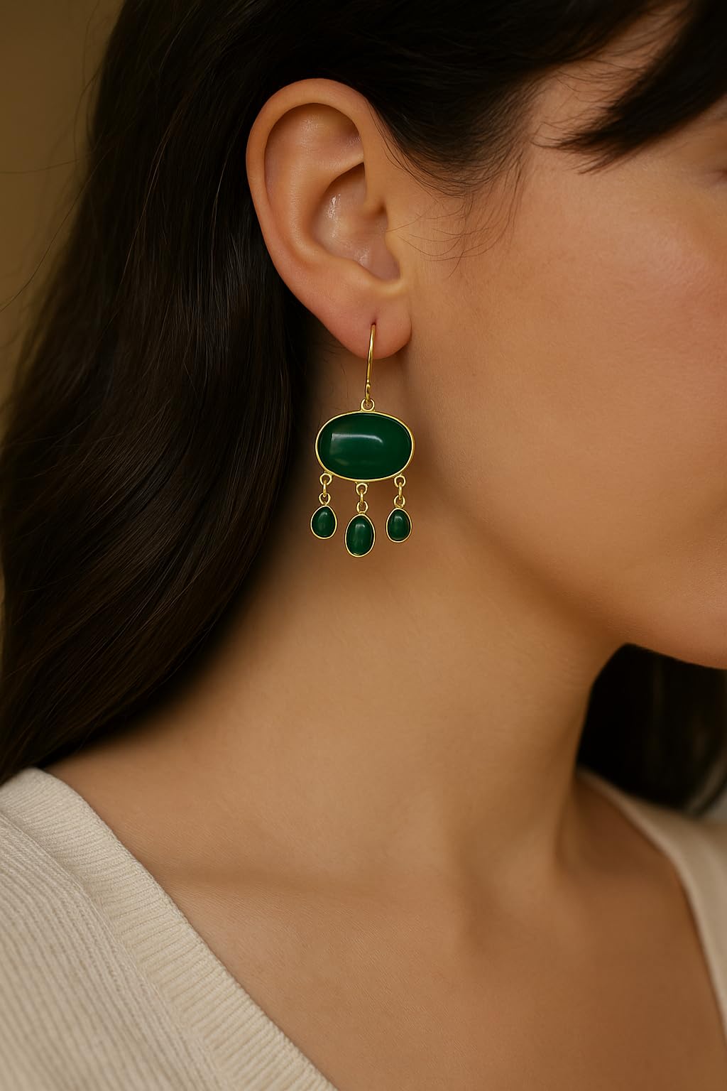 Pendientes tipo candelabro de plata de ley chapada en oro con ónix verde