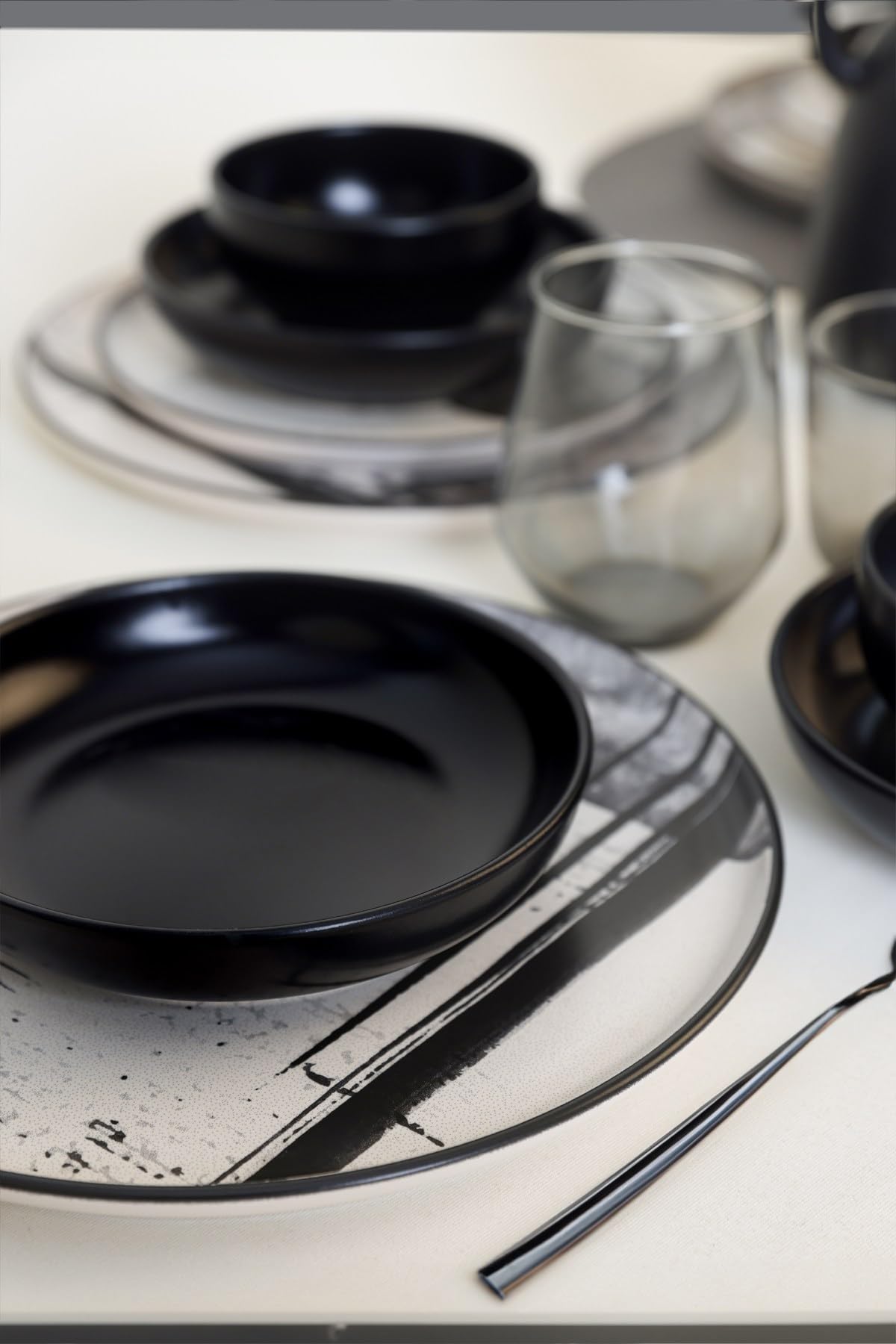 Elegante juego de cena de 24 piezas, piedra de cerámica en blanco y negro, antibacteriano, fácil de limpiar, resistente a los golpes térmicos, apto para lavavajillas y microondas